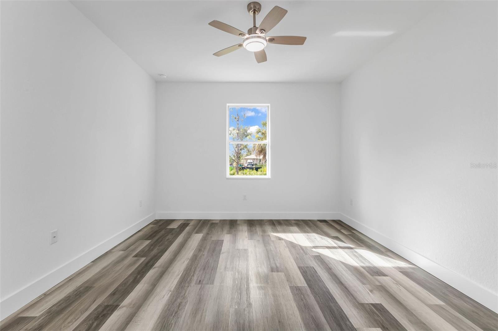 Image 21 of 45 For 23461 Winthrob Avenue