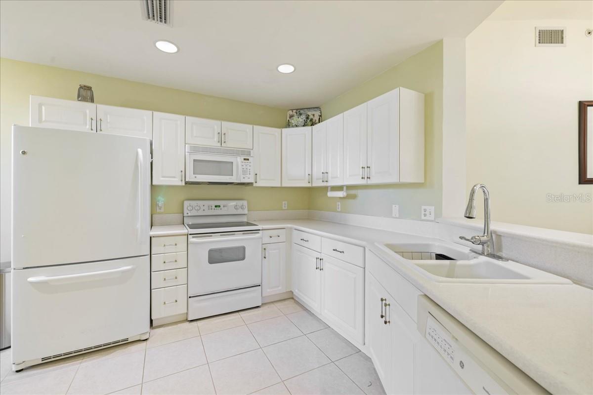 Image 9 of 21 For 12060 Summergate Circle 102