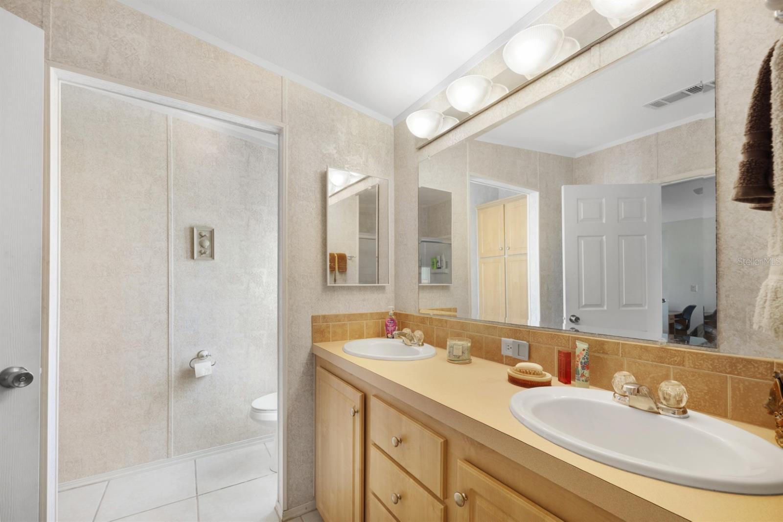 Image 23 of 85 For 2100 Kings Highway 1090