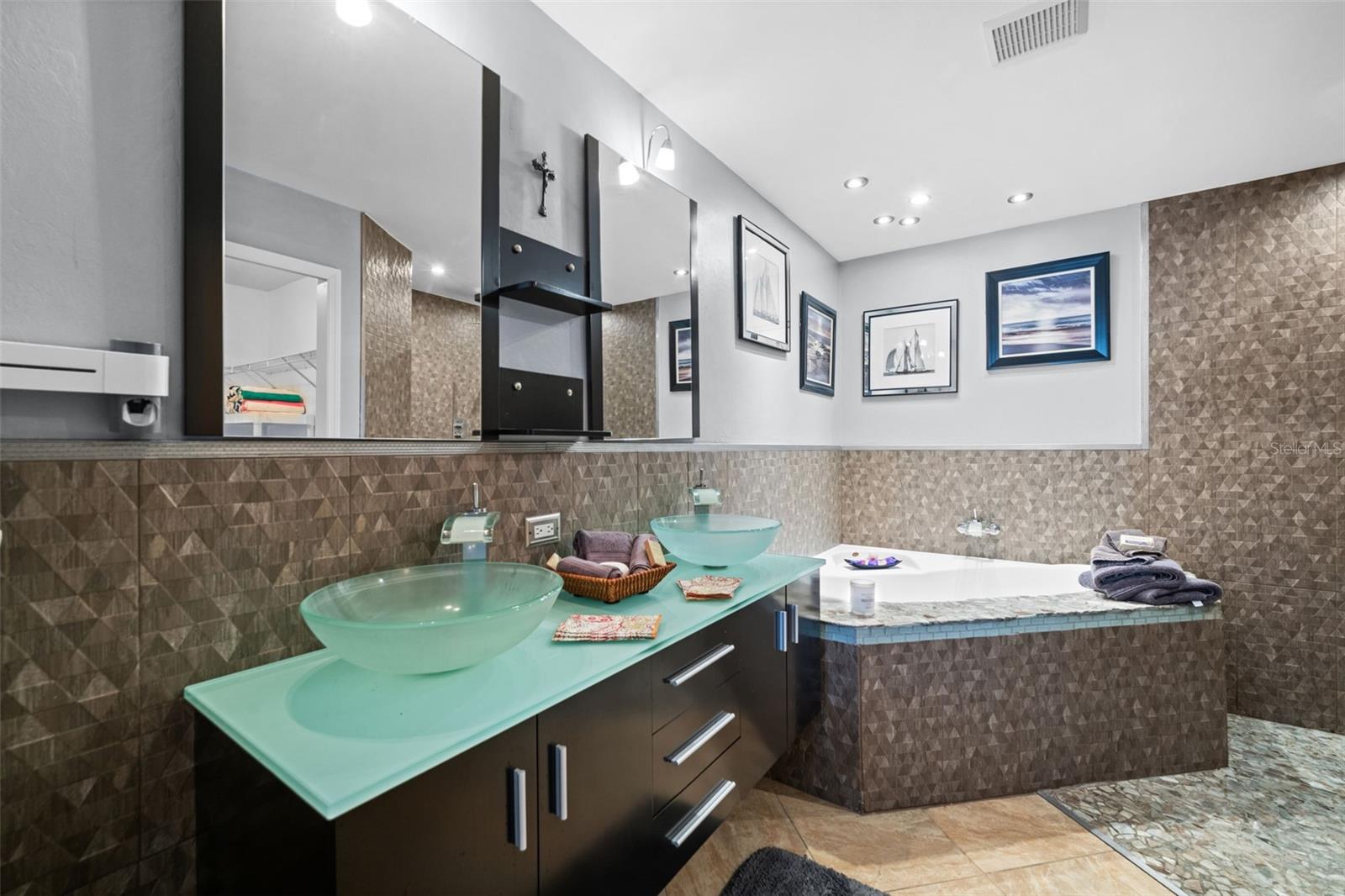 Image 15 of 37 For 121 11th Terrace