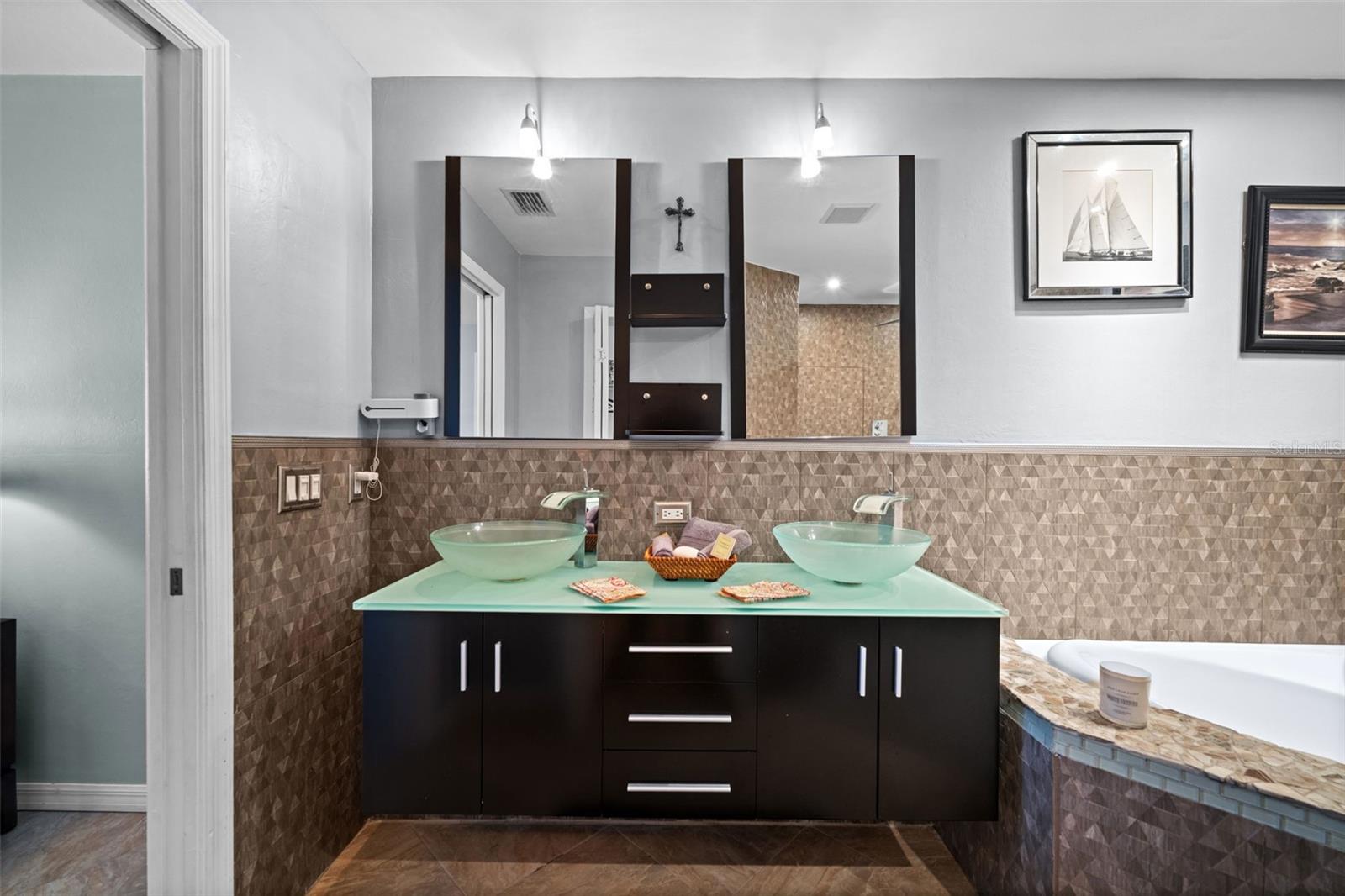 Image 16 of 37 For 121 11th Terrace