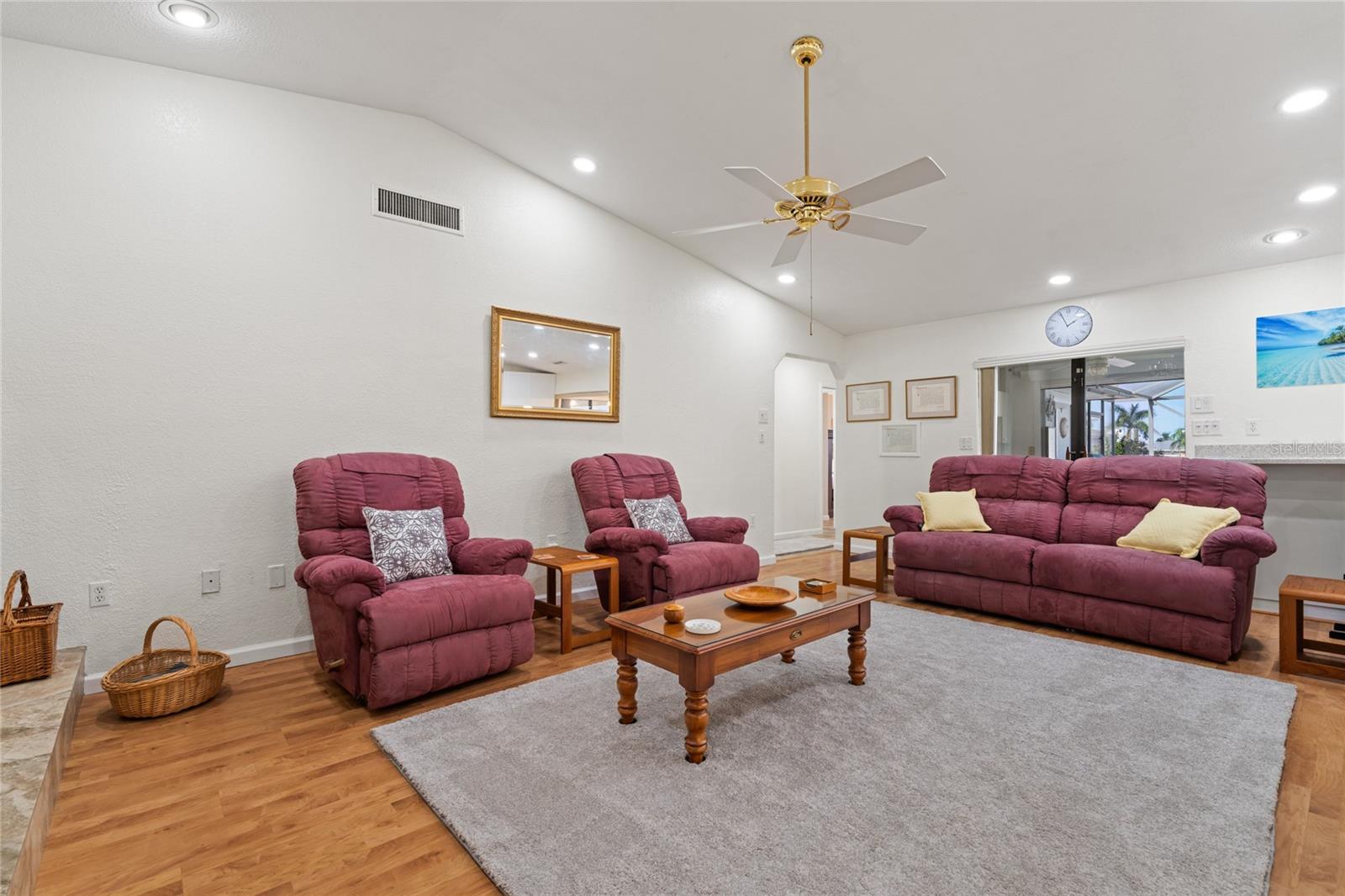 Image 33 of 84 For 136 Creek Drive Se