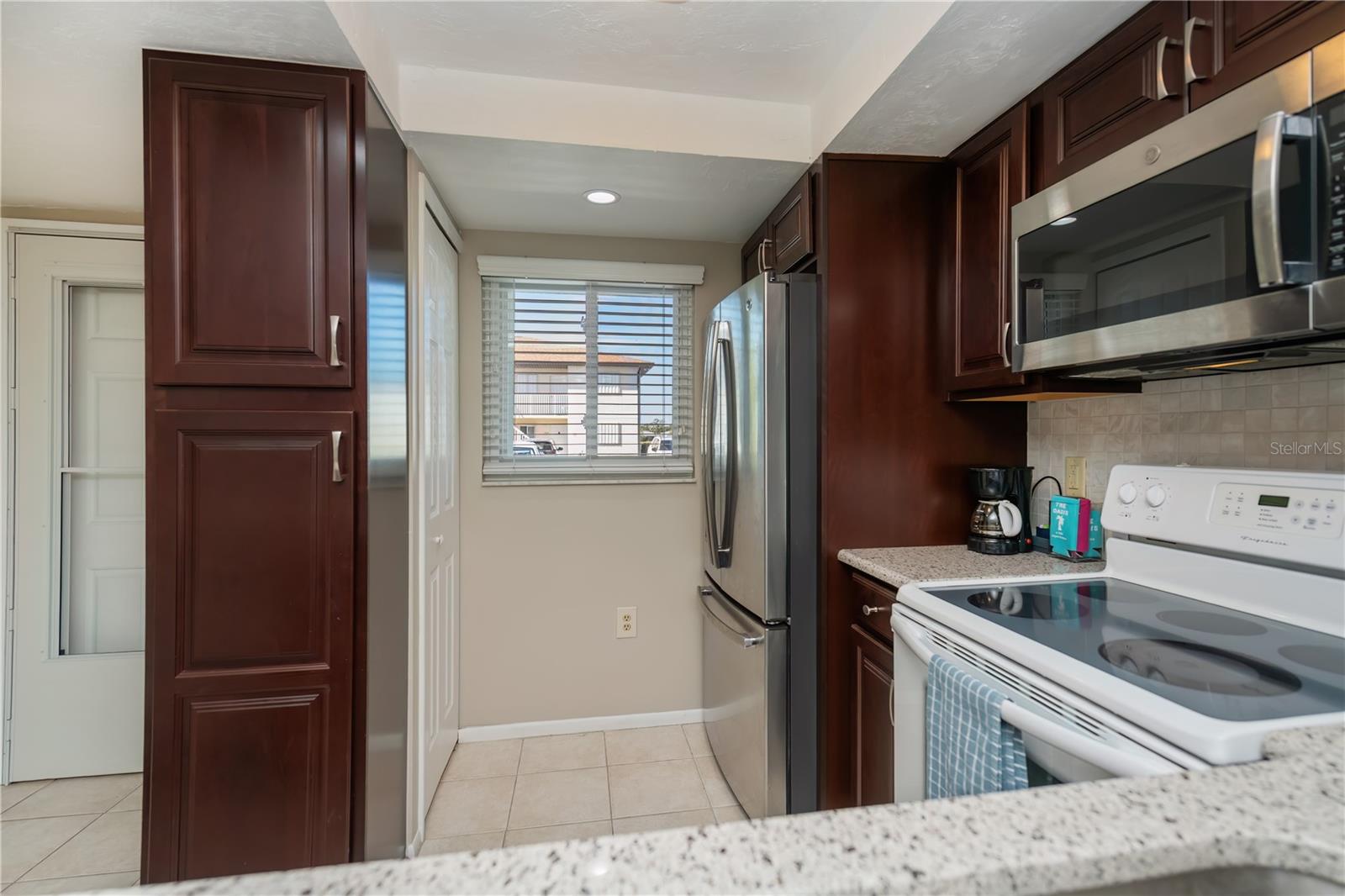 Listing photo id 8 for 25275 Rampart Boulevard 1802