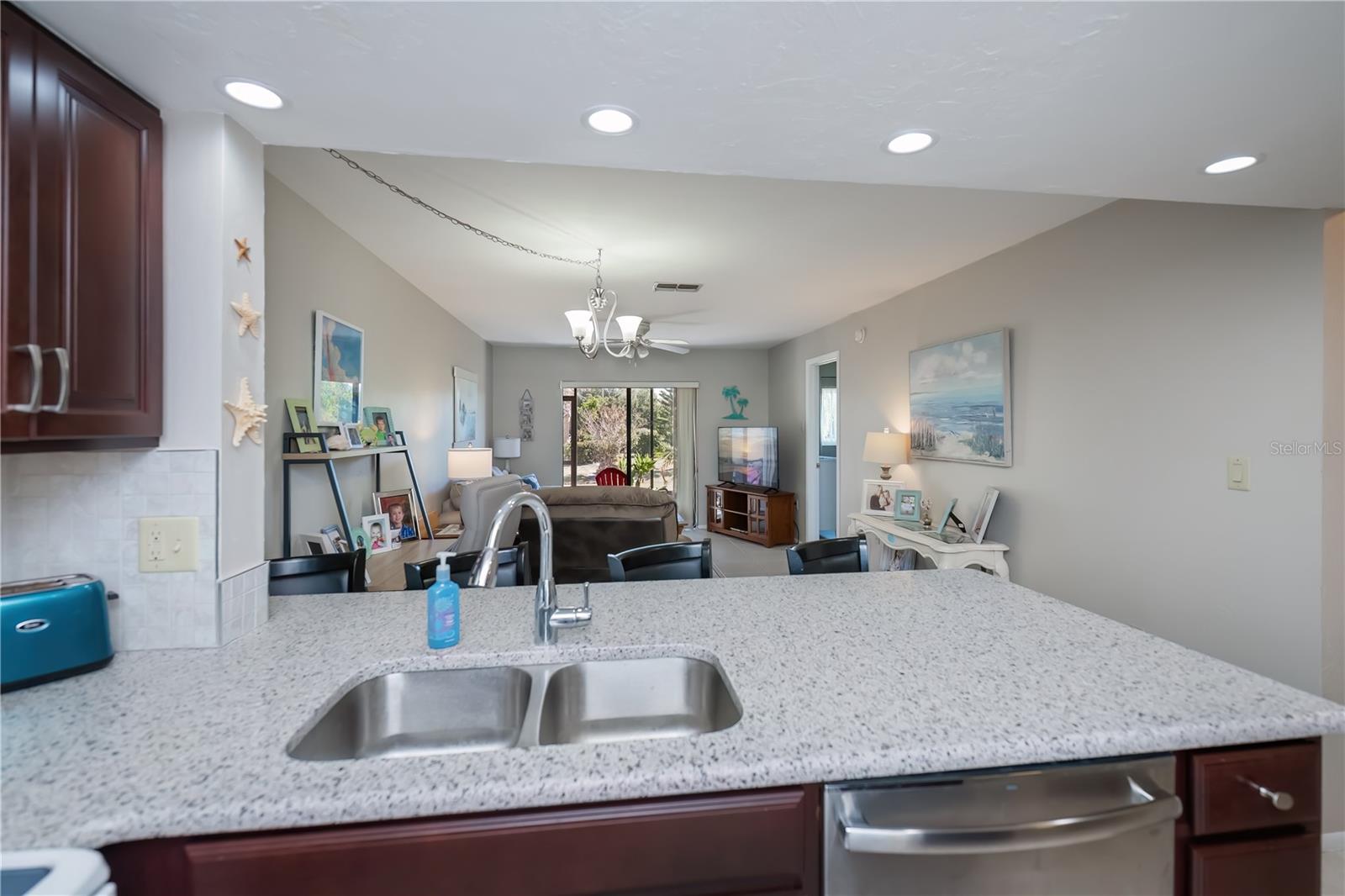 Listing photo id 11 for 25275 Rampart Boulevard 1802