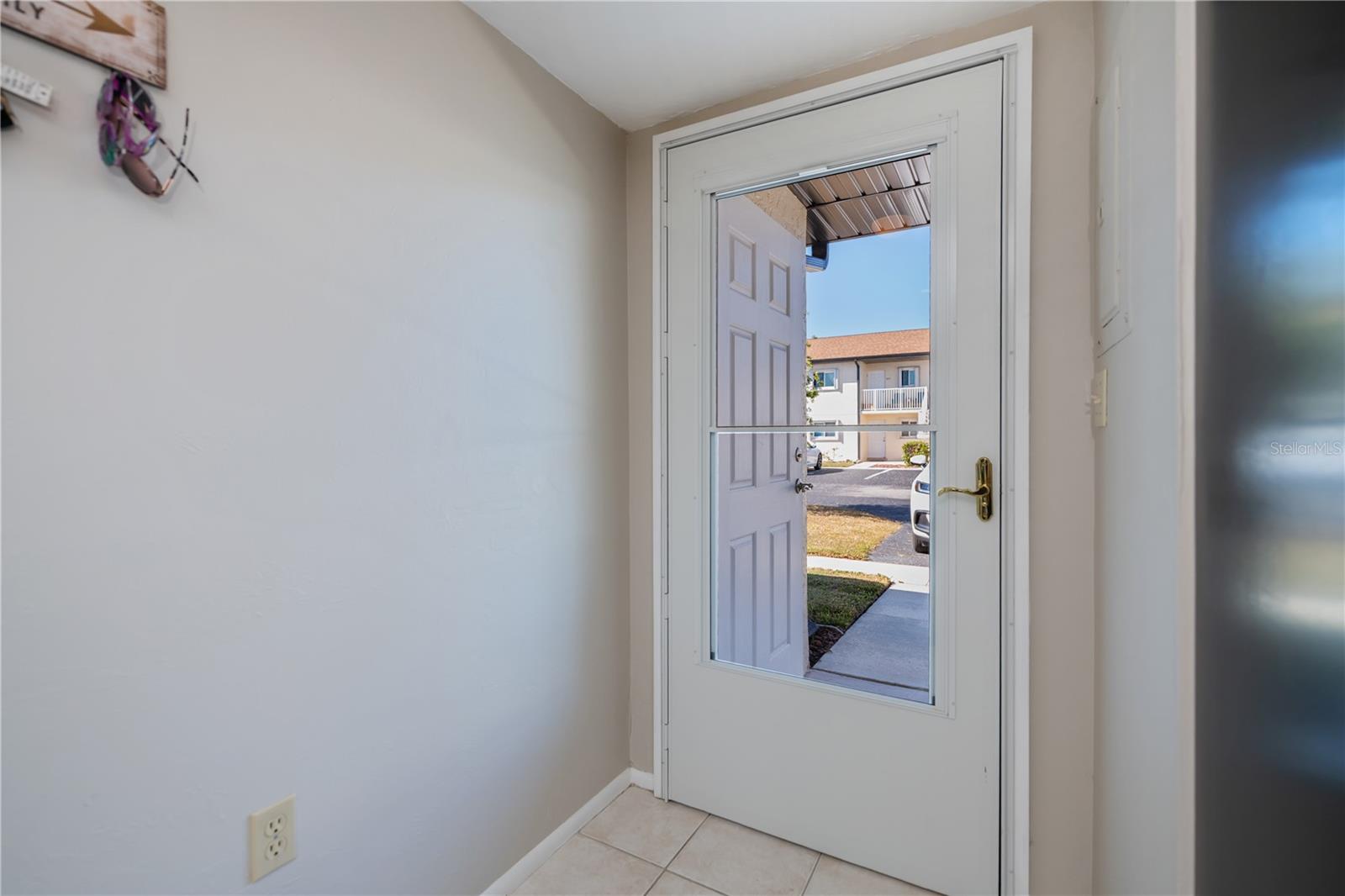 Listing photo id 6 for 25275 Rampart Boulevard 1802