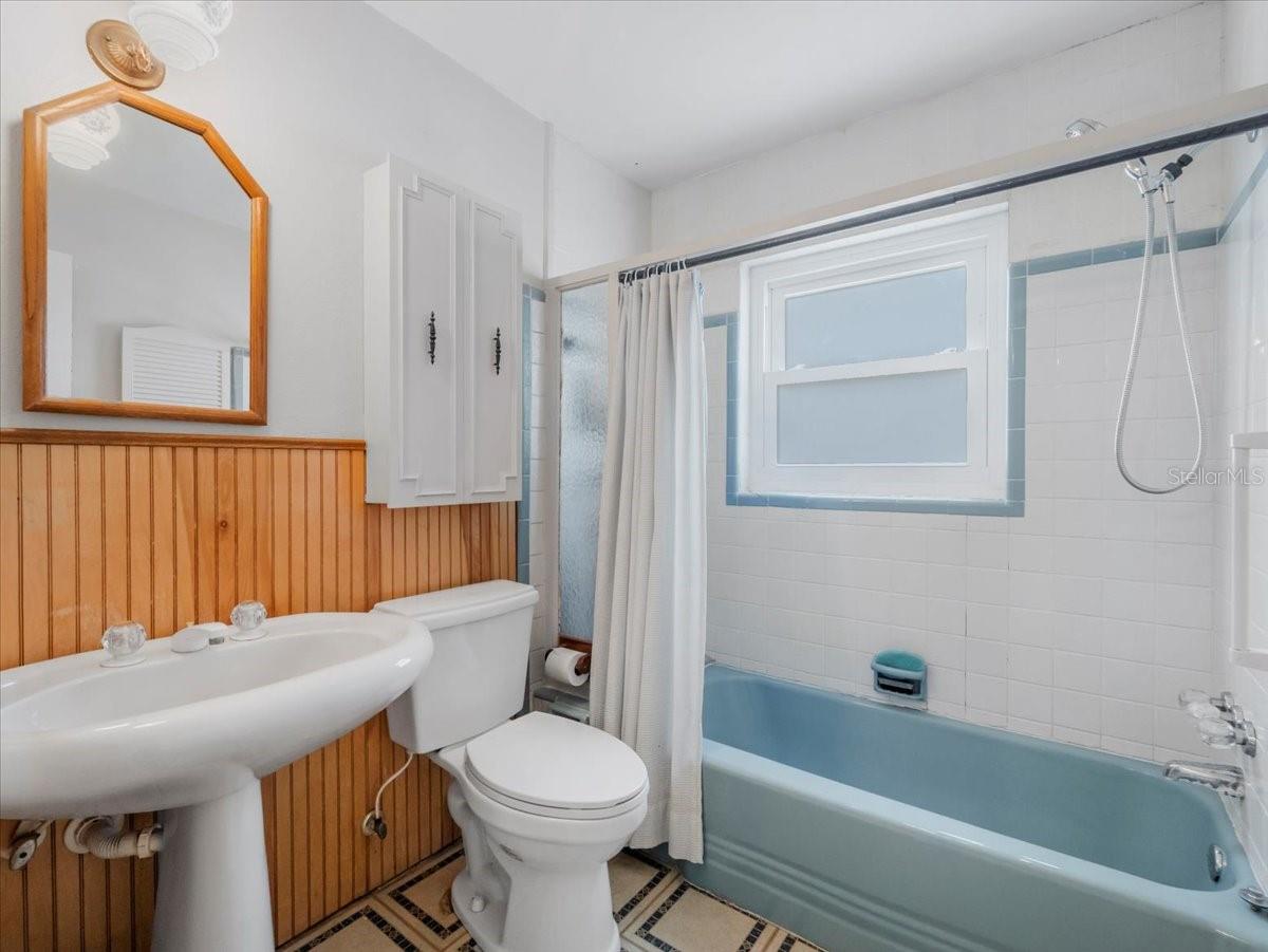 Image 34 of 45 For 151 Emmett Avenue Ne