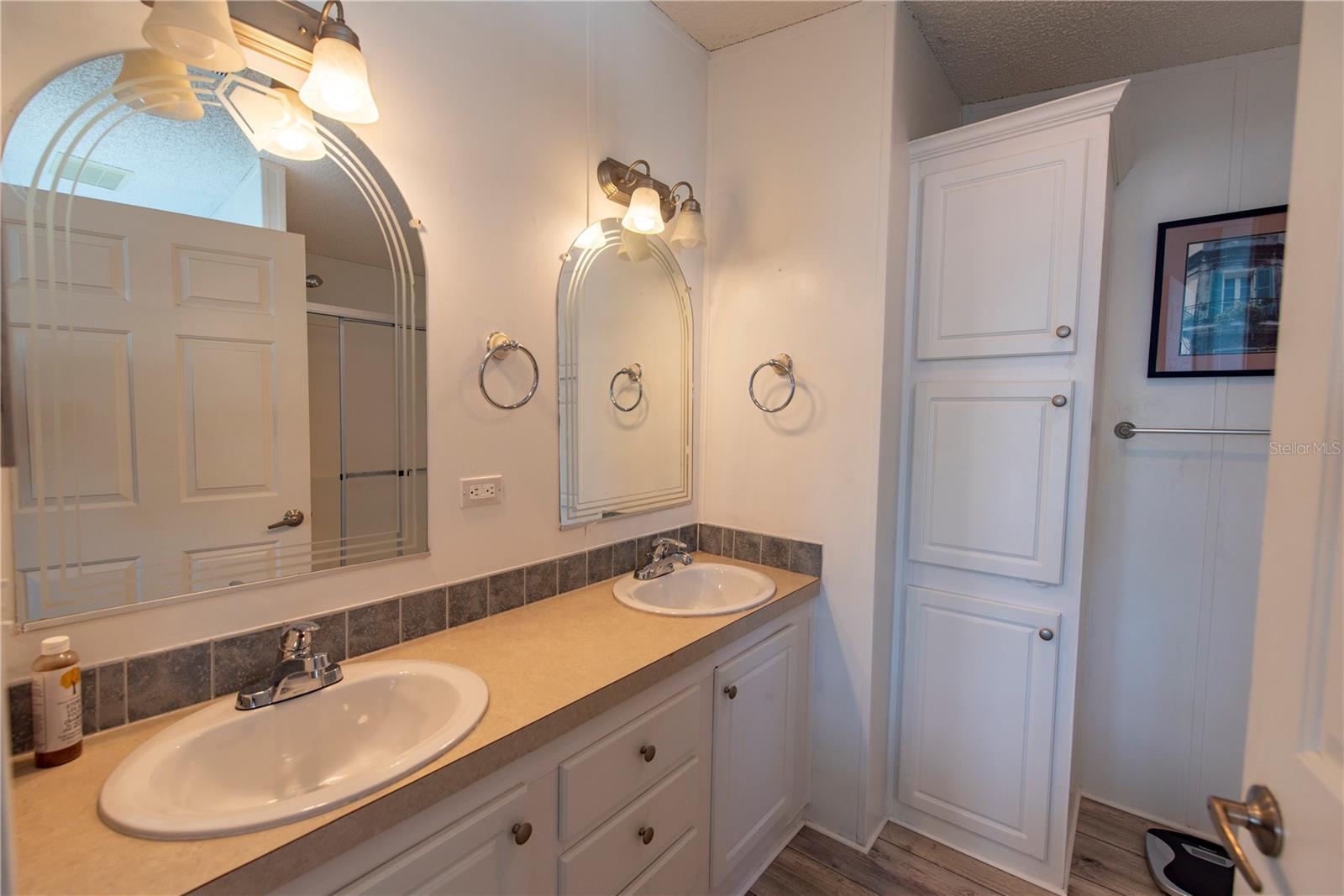 Image 9 of 28 For 15 Rotterdam Drive