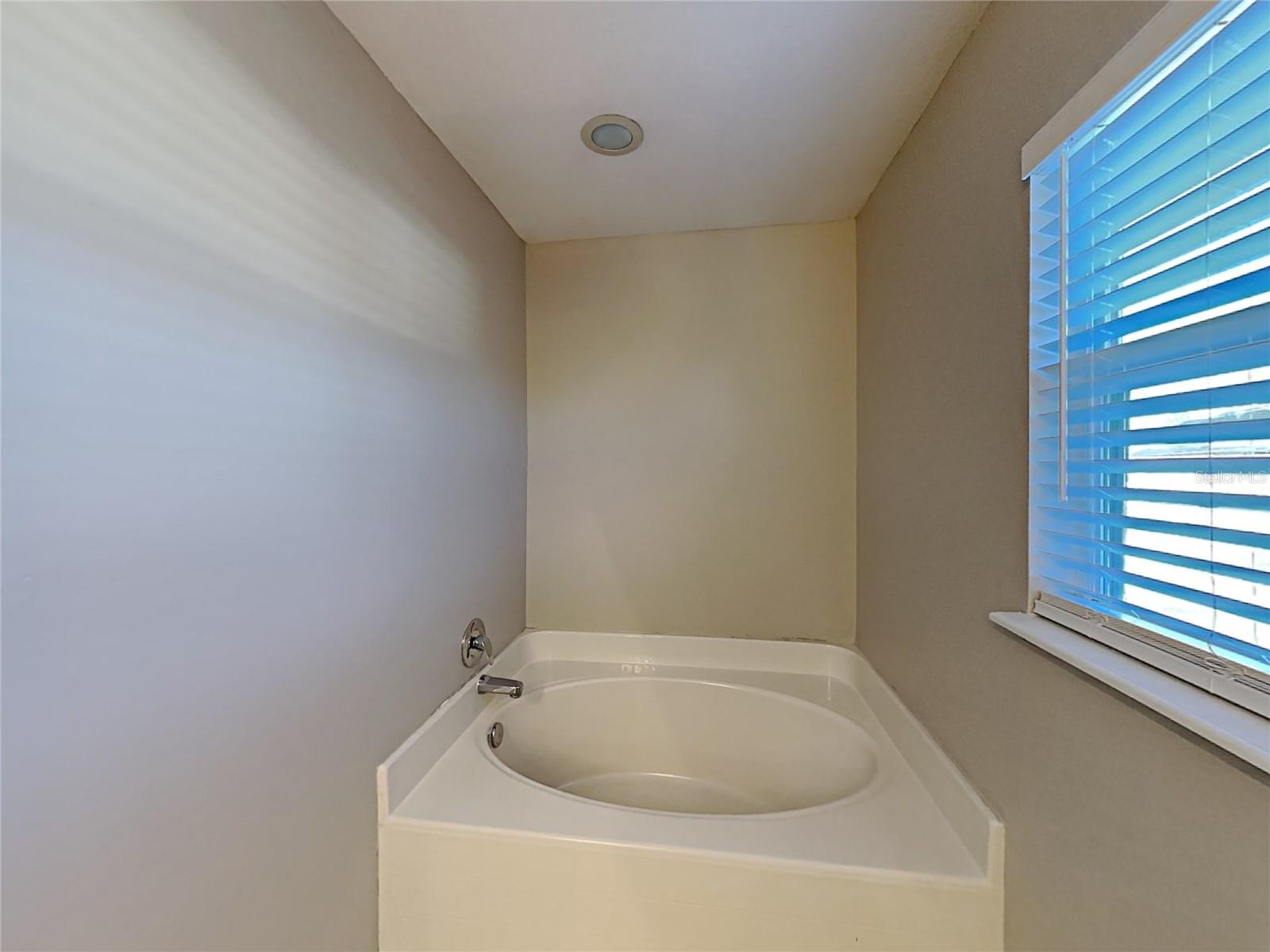 Image 12 of 25 For 364 Chelmsford Court