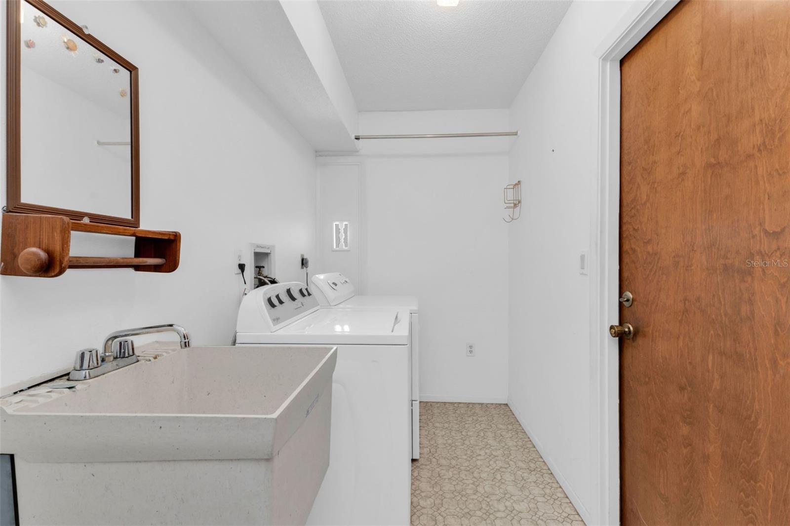 Image 27 of 40 For 1680 Via Bianca