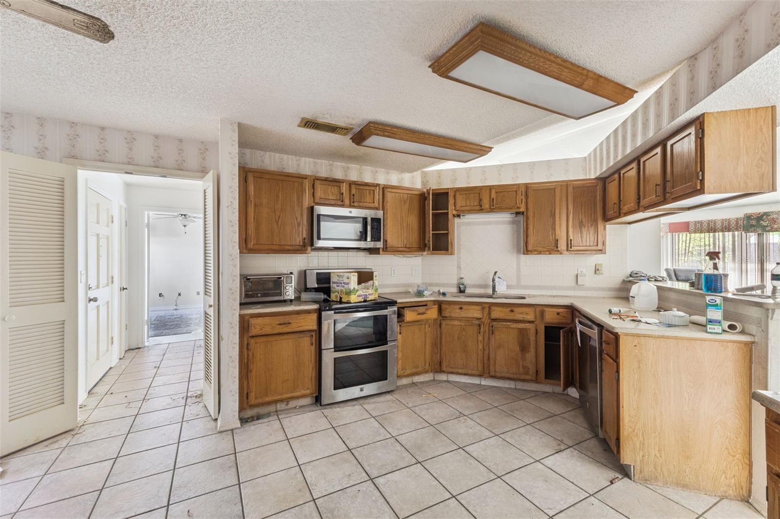 Image 6 of 18 For 595 Silvergate Loop