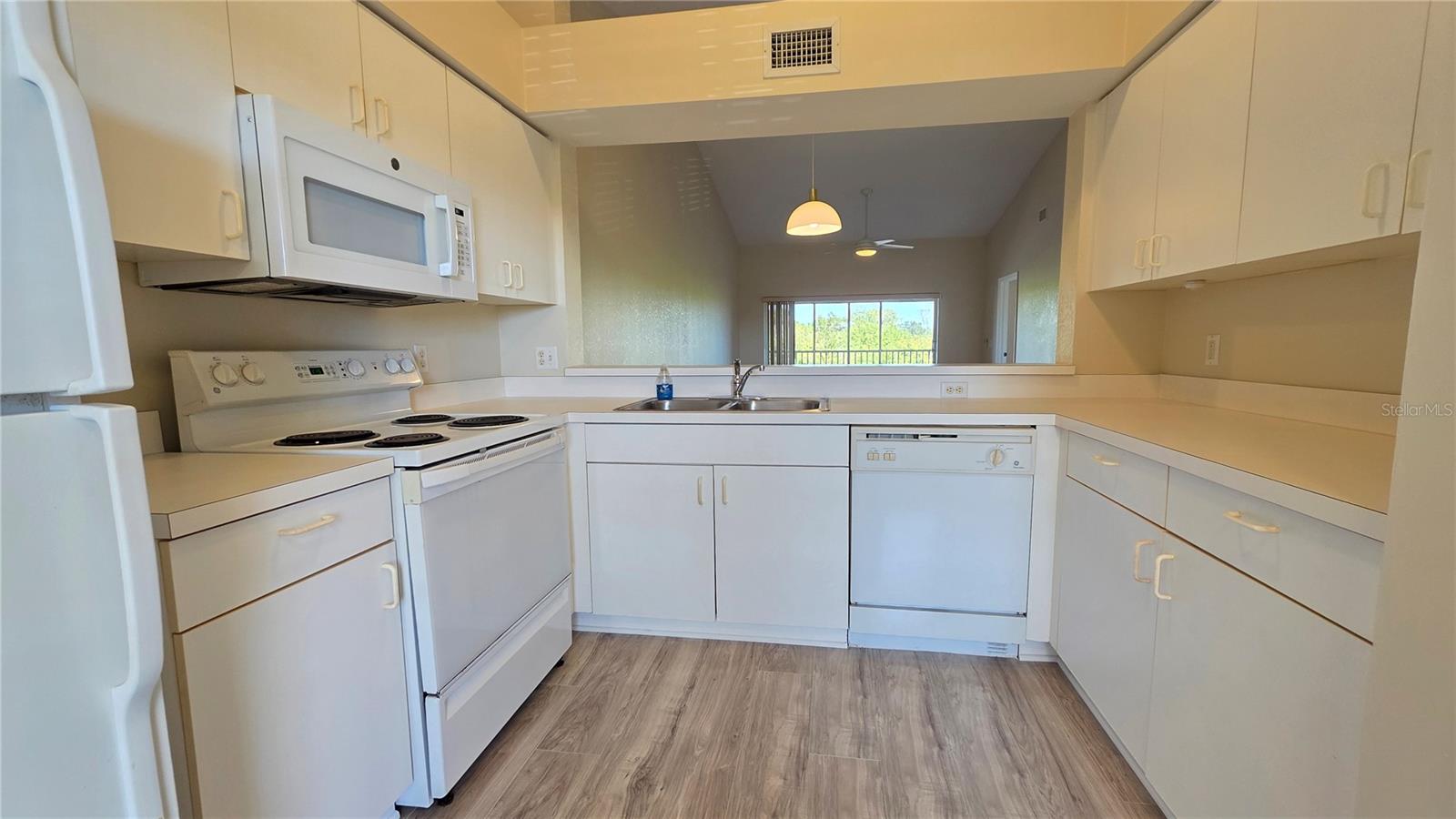 Image 11 of 42 For 175 Kings Highway 1522