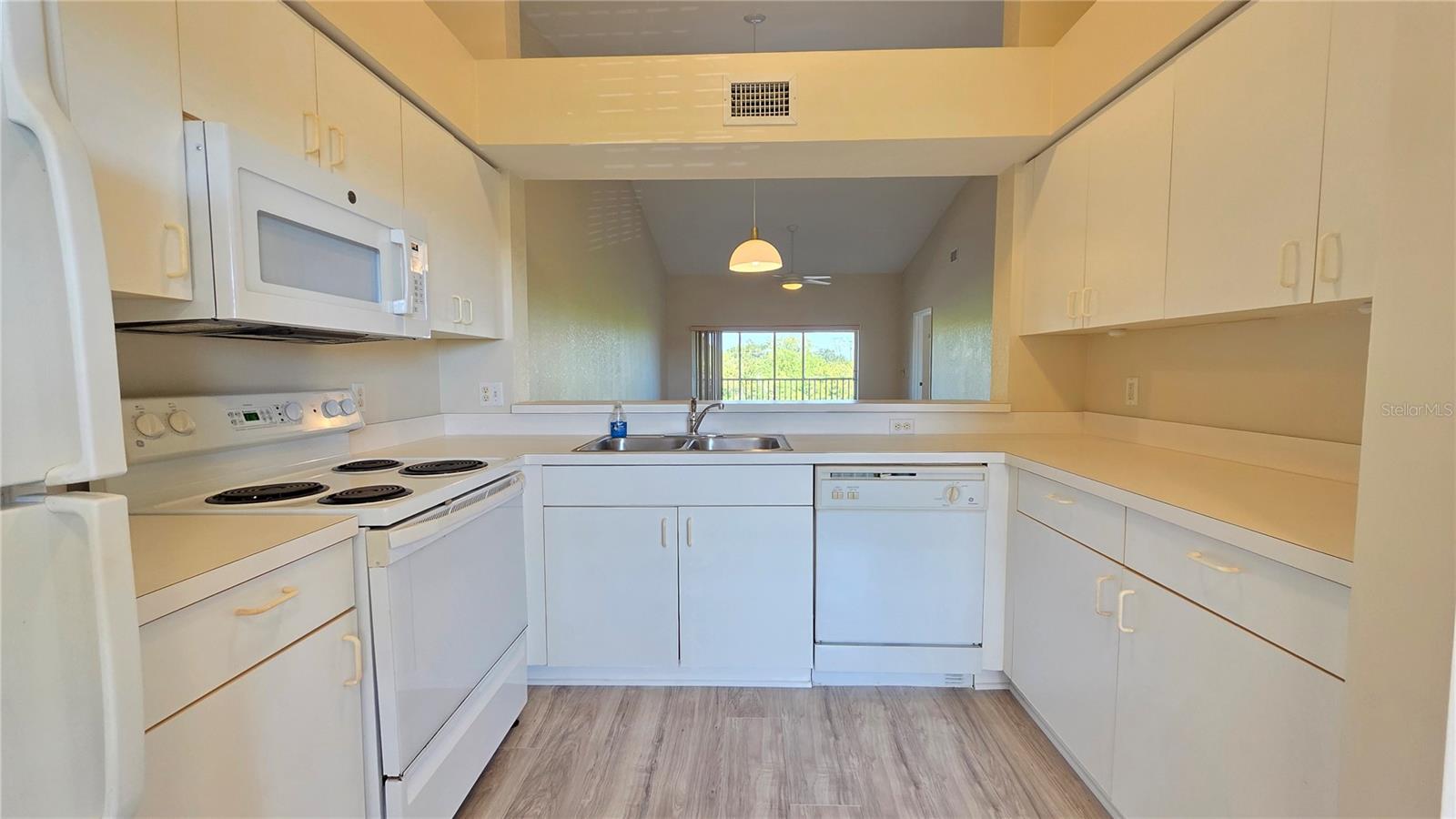 Image 12 of 42 For 175 Kings Highway 1522