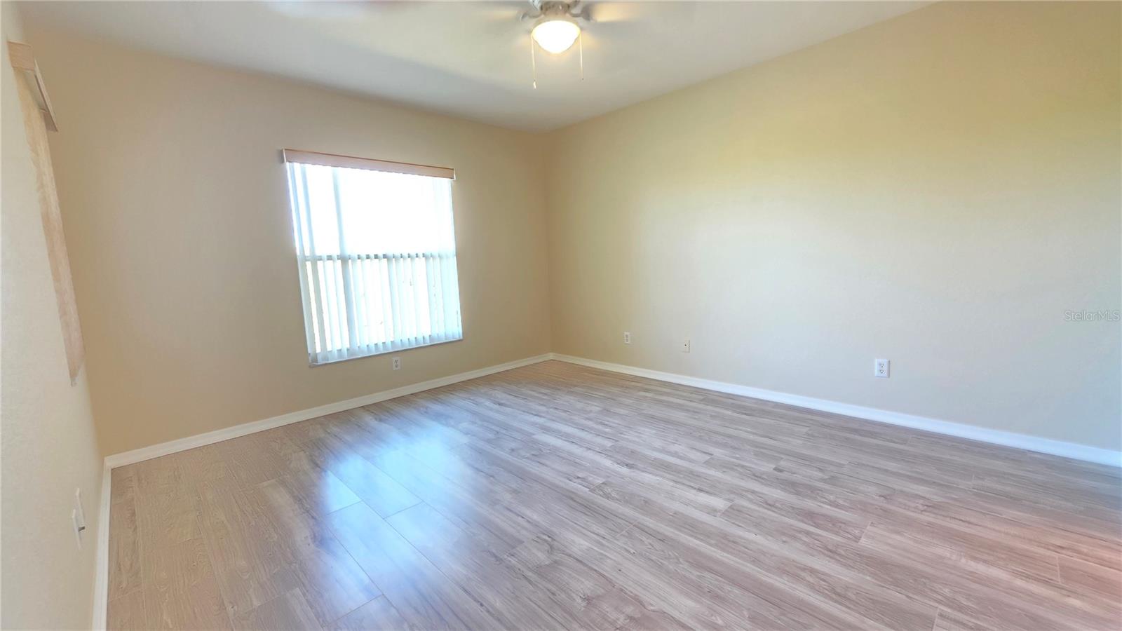 Image 16 of 42 For 175 Kings Highway 1522