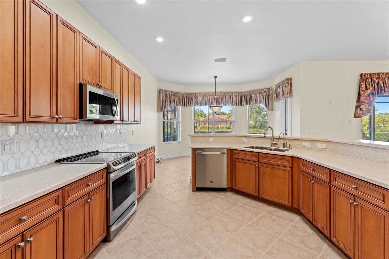 Image 16 of 31 For 8429 Laurel Lakes Boulevard