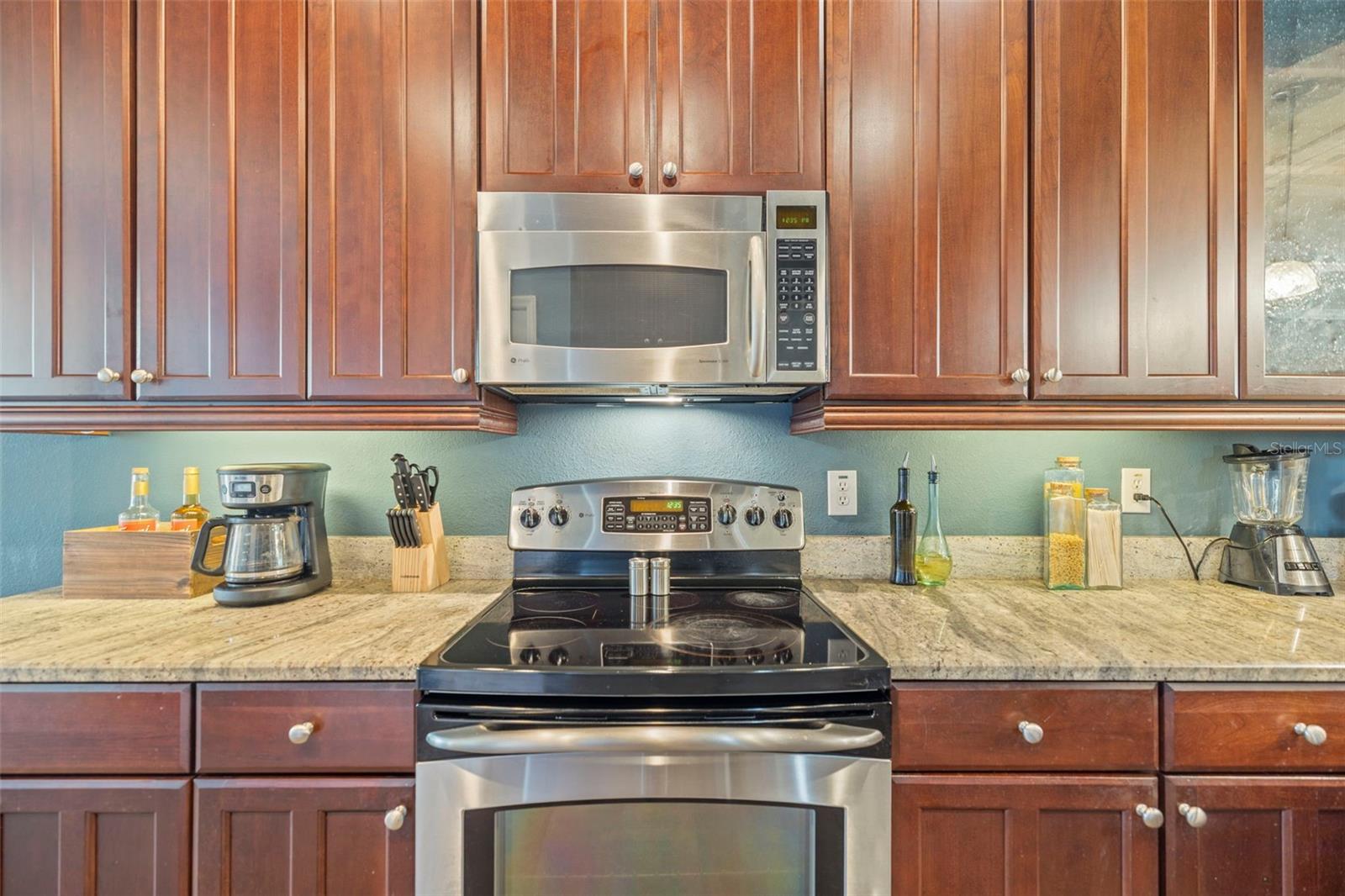 Image 8 of 57 For 4352 English Turn Way