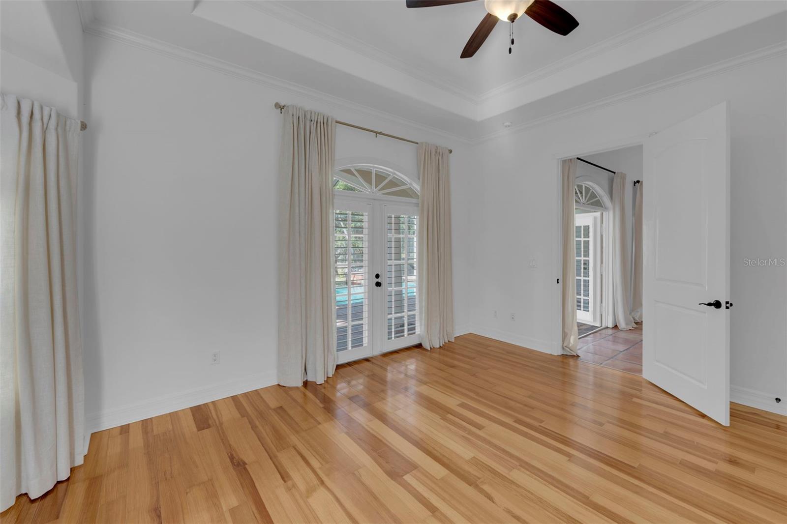 Image 20 of 41 For 8642 Lake Circle