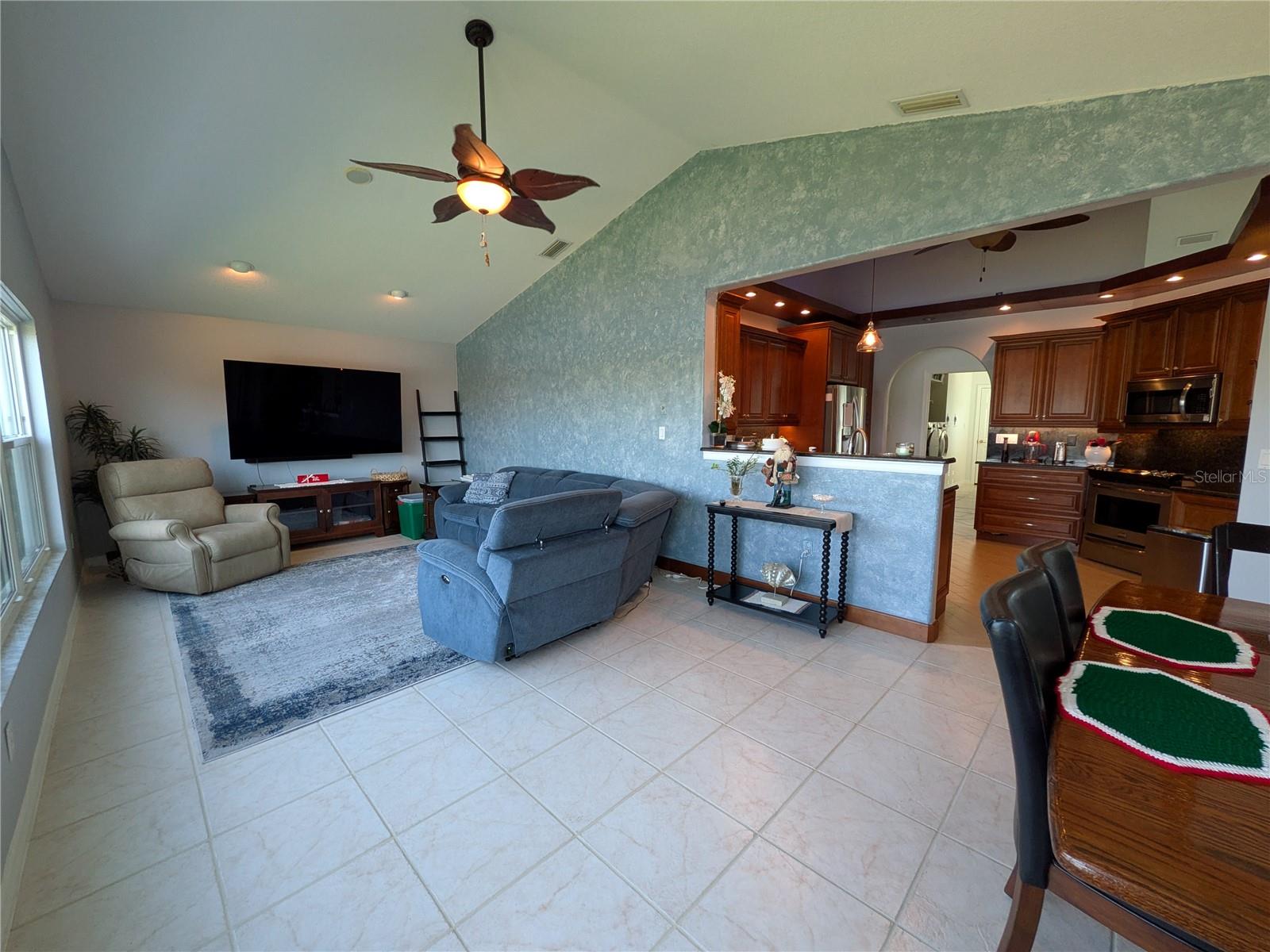 Image 10 of 56 For 12725 Kings Row