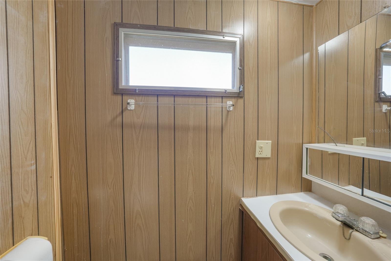 Image 19 of 31 For 11187 Crenshaw Avenue