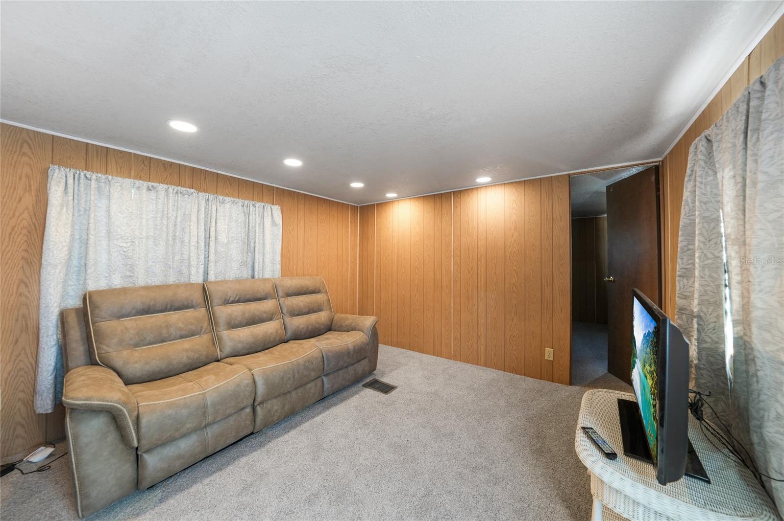 Image 3 of 31 For 11187 Crenshaw Avenue