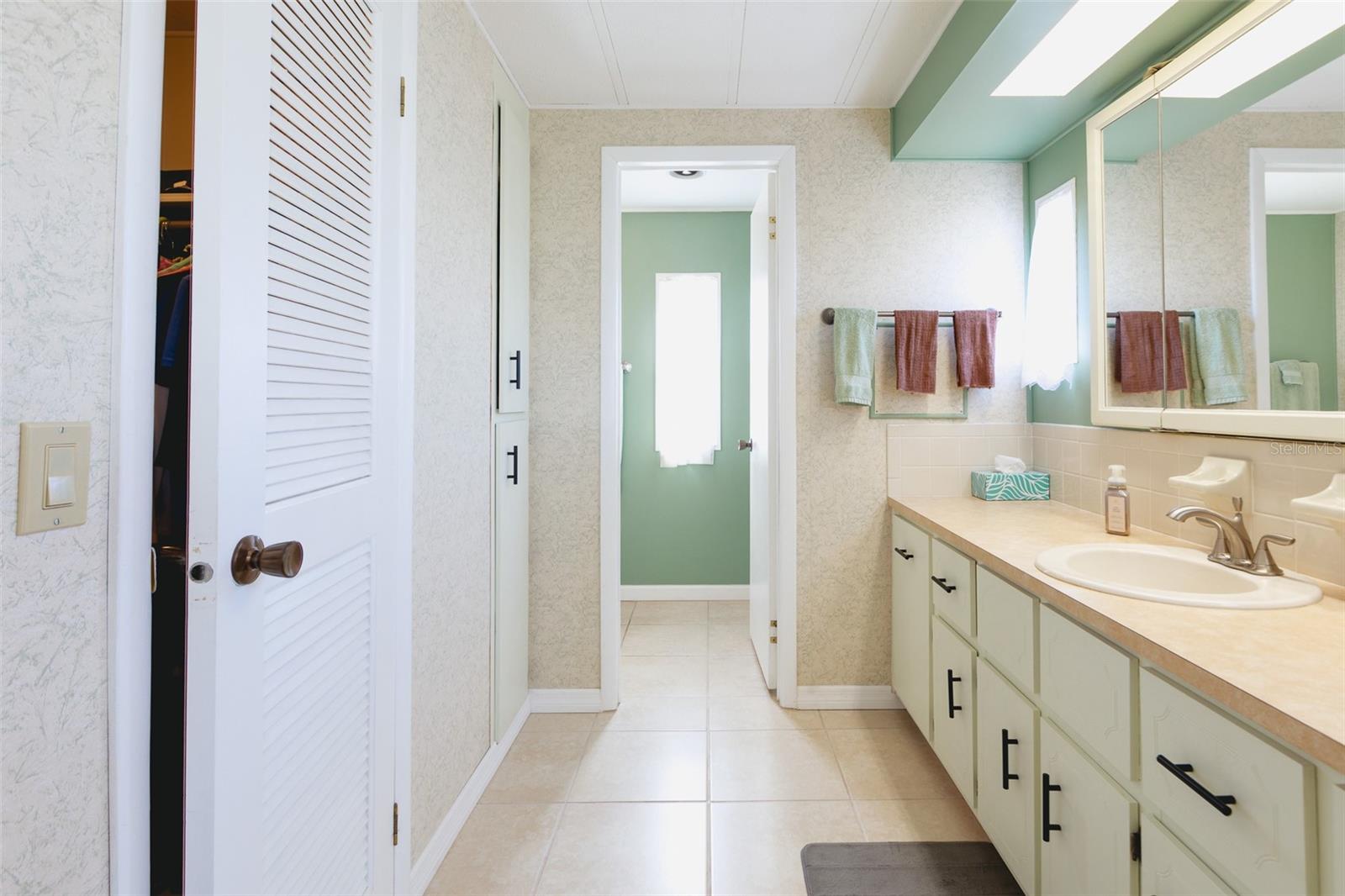 Image 12 of 61 For 2100 Kings Highway W 1059