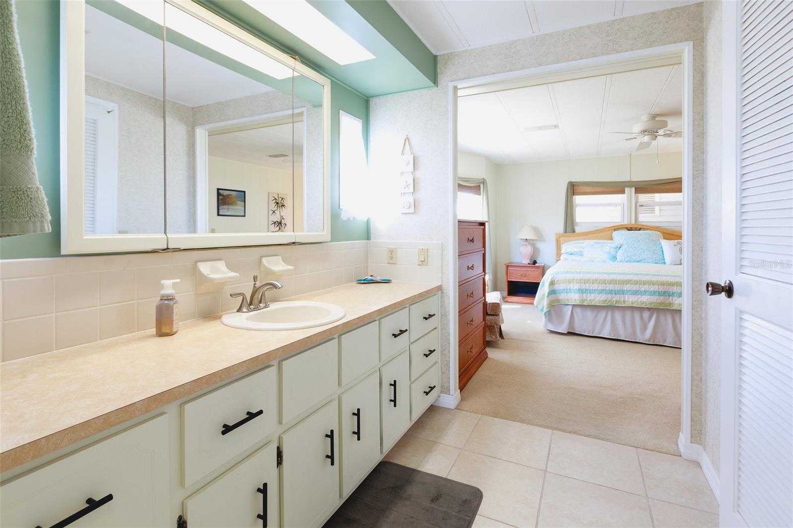 Image 13 of 61 For 2100 Kings Highway W 1059