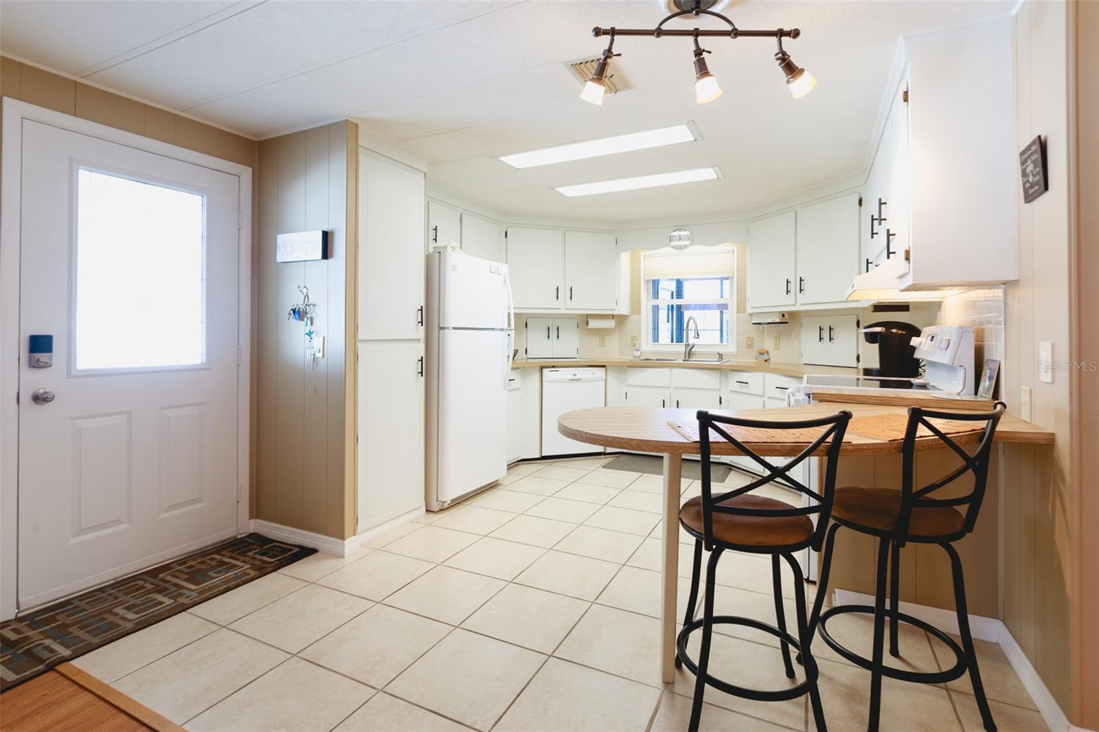 Image 6 of 61 For 2100 Kings Highway W 1059