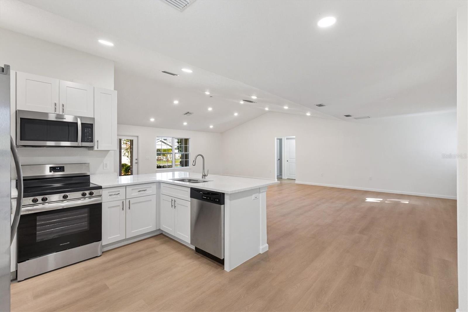 Image 16 of 39 For 11041 174th Loop