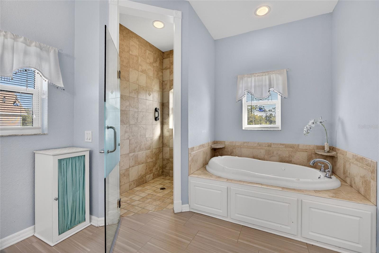 Image 18 of 37 For 2911 Riverside Drive