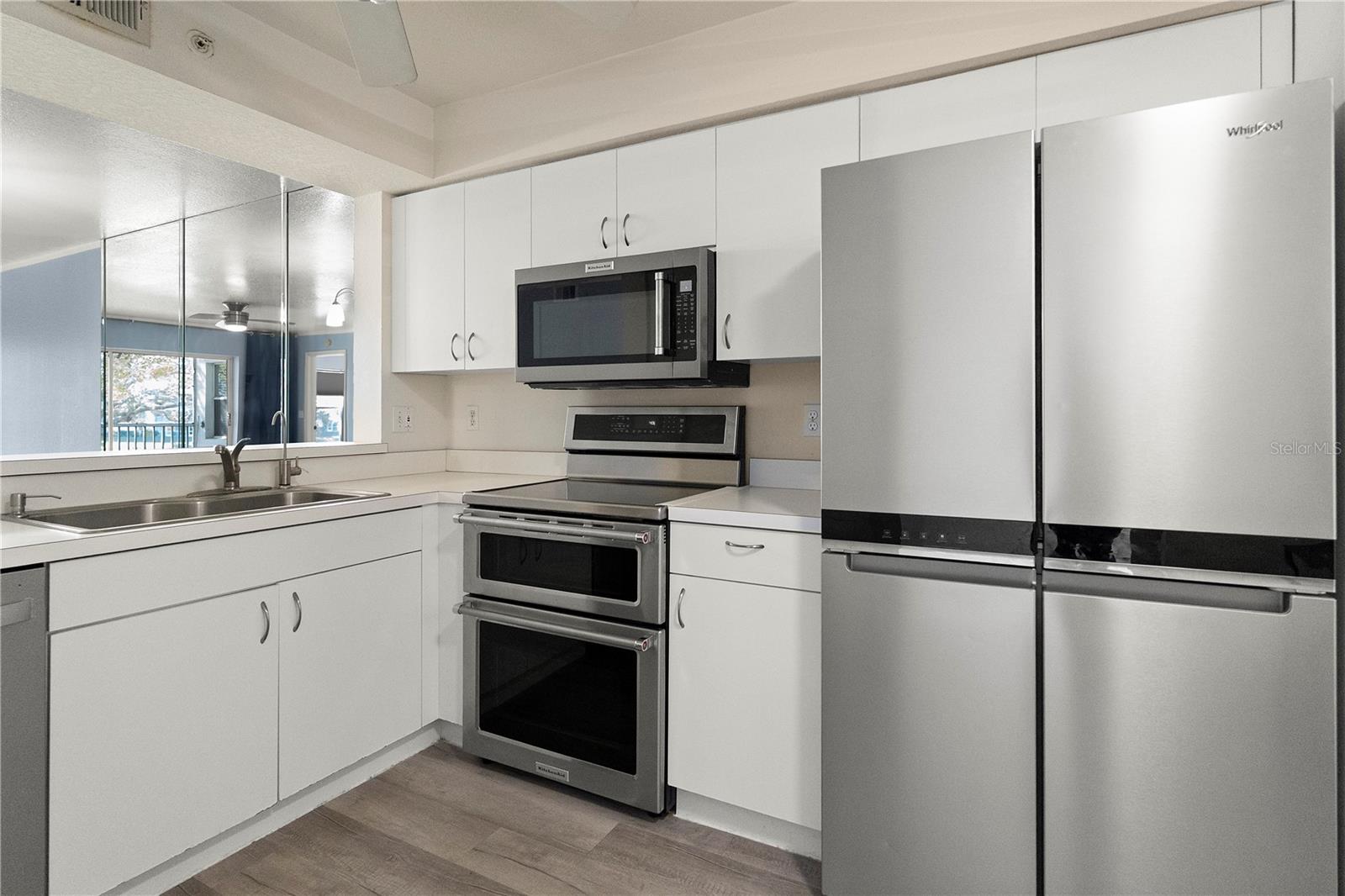 Image 3 of 23 For 9610 Victoria Lane D202