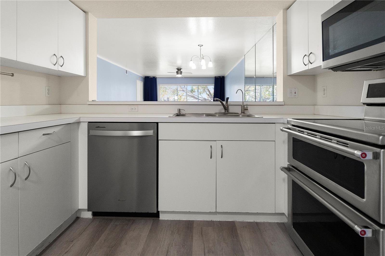 Image 4 of 23 For 9610 Victoria Lane D202