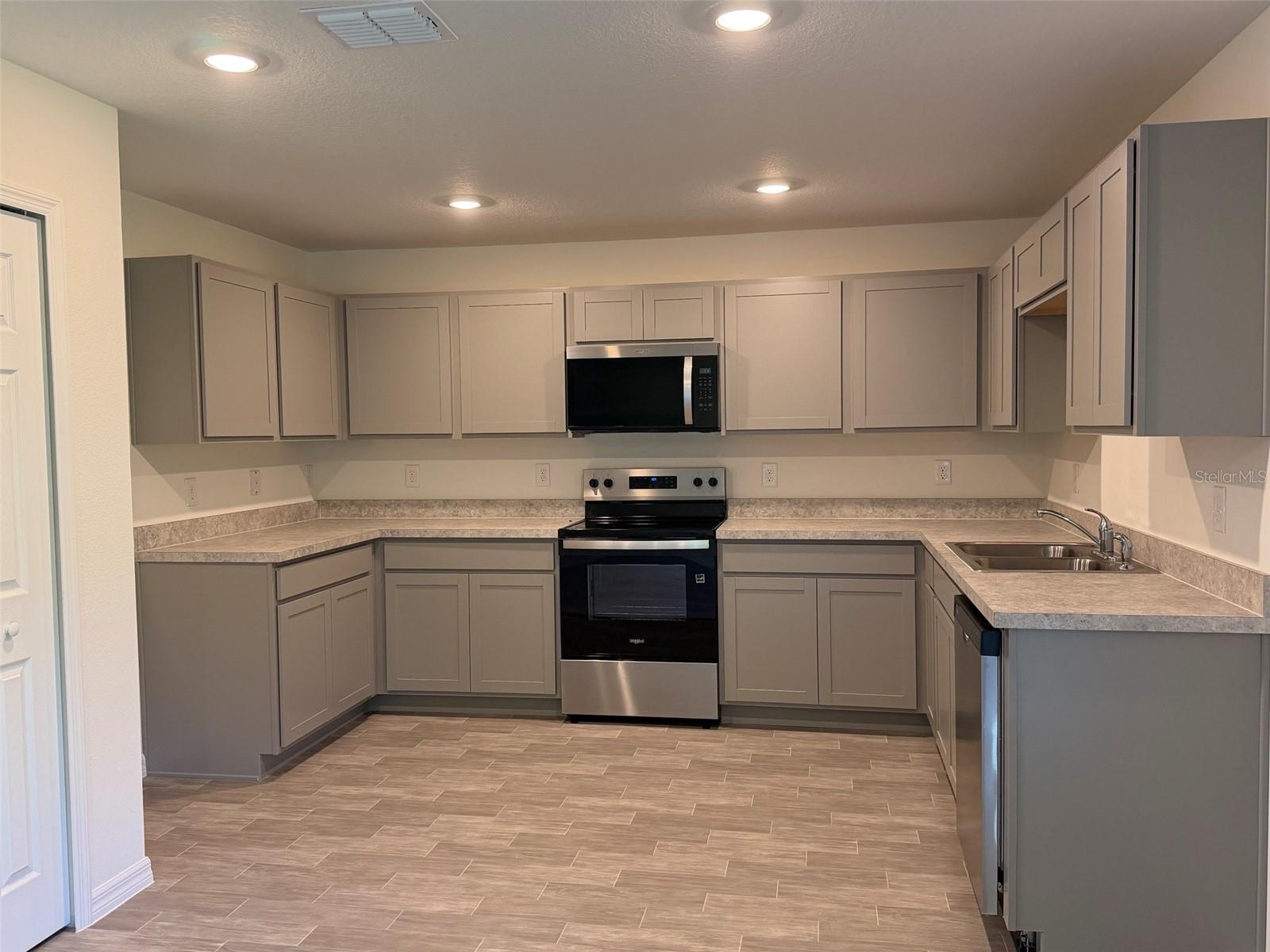 Image 2 of 6 For 904 Hudson Valley Drive