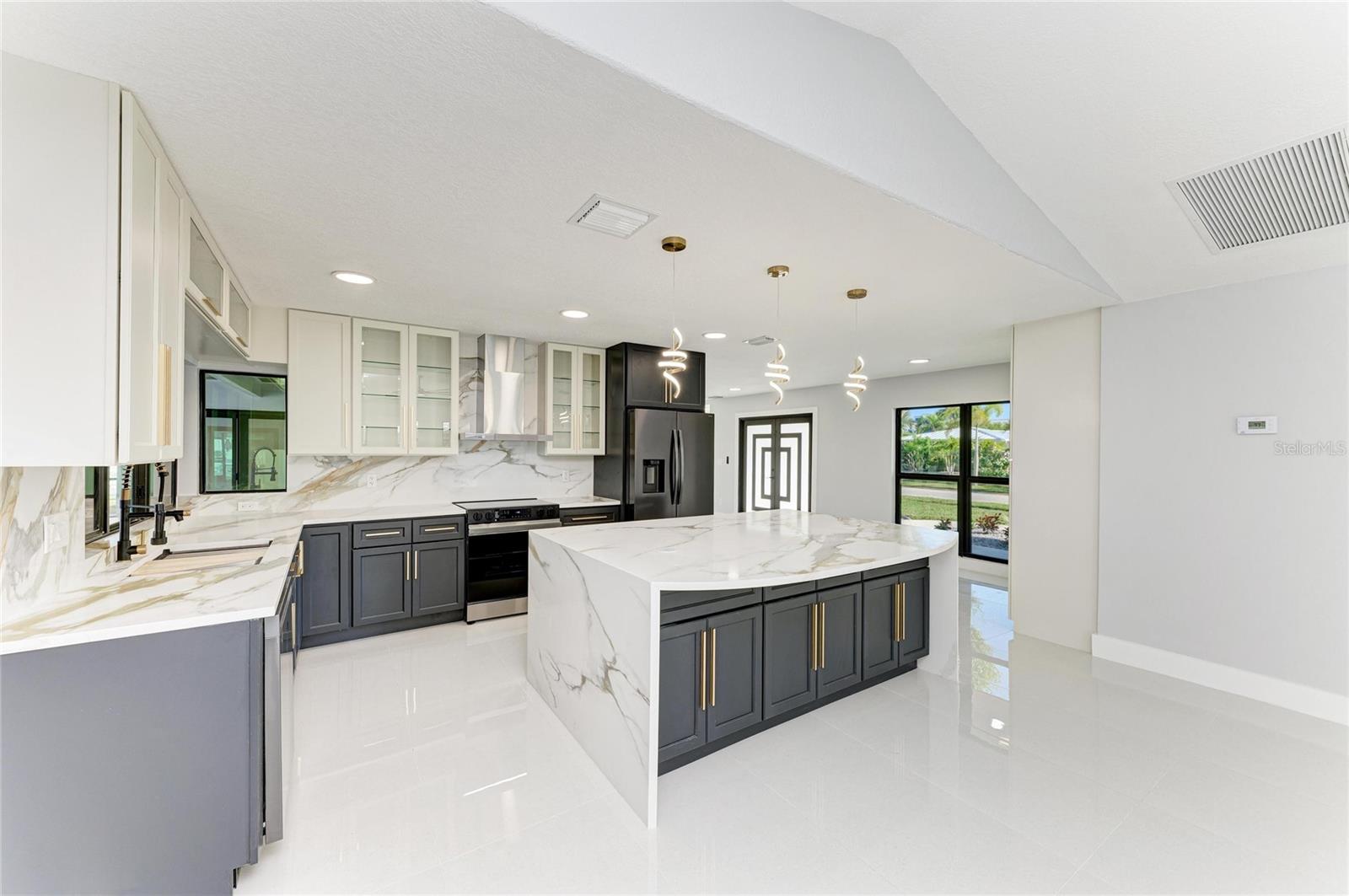 Image 15 of 73 For 258 Tait Terrace Se