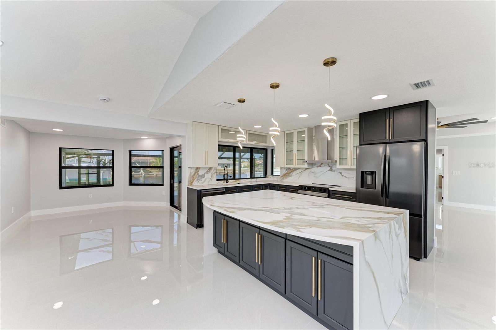 Image 16 of 73 For 258 Tait Terrace Se