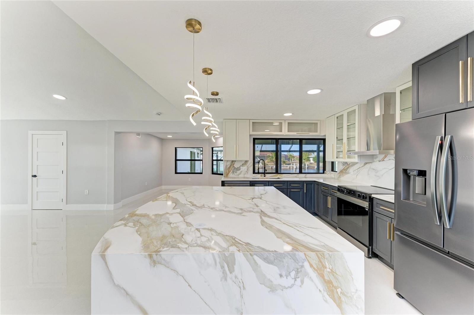 Image 18 of 73 For 258 Tait Terrace Se