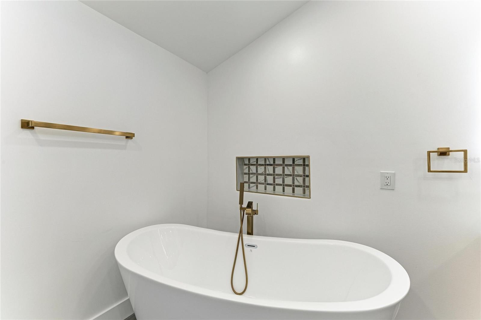 Image 43 of 73 For 258 Tait Terrace Se