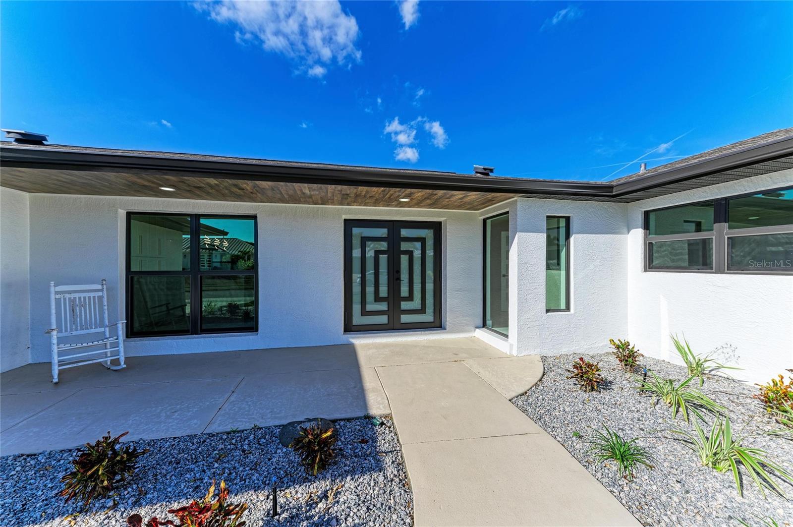 Image 7 of 73 For 258 Tait Terrace Se