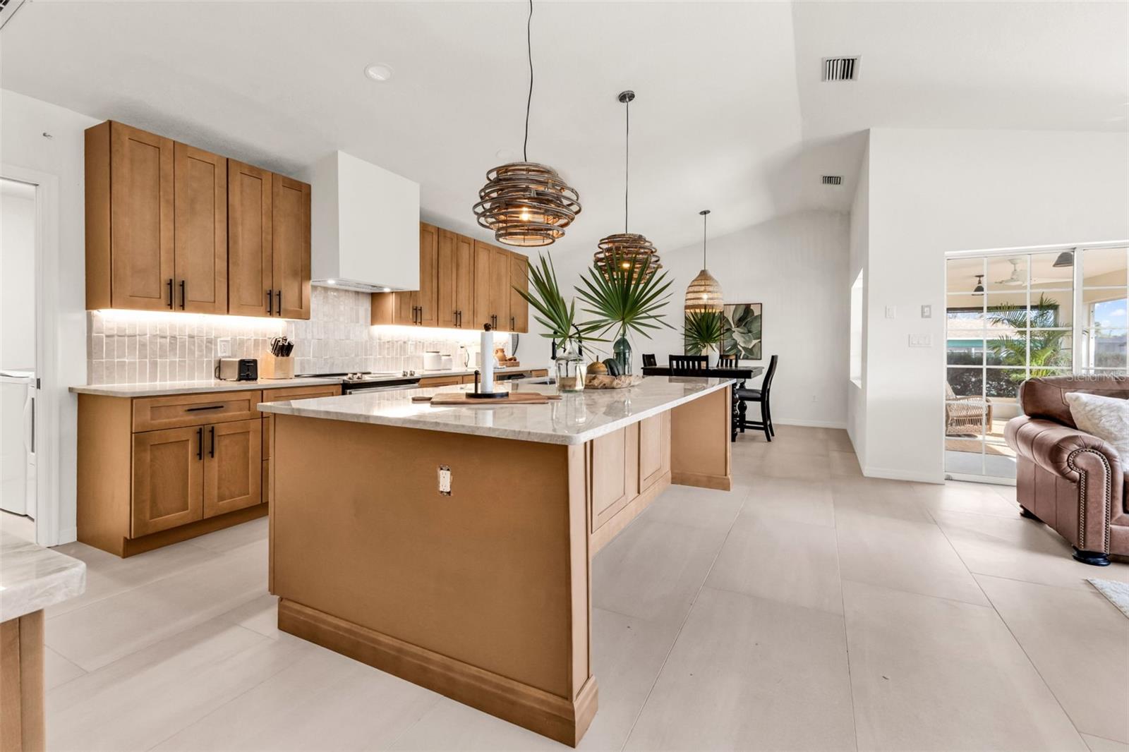 Image 16 of 52 For 730 Lomond Drive