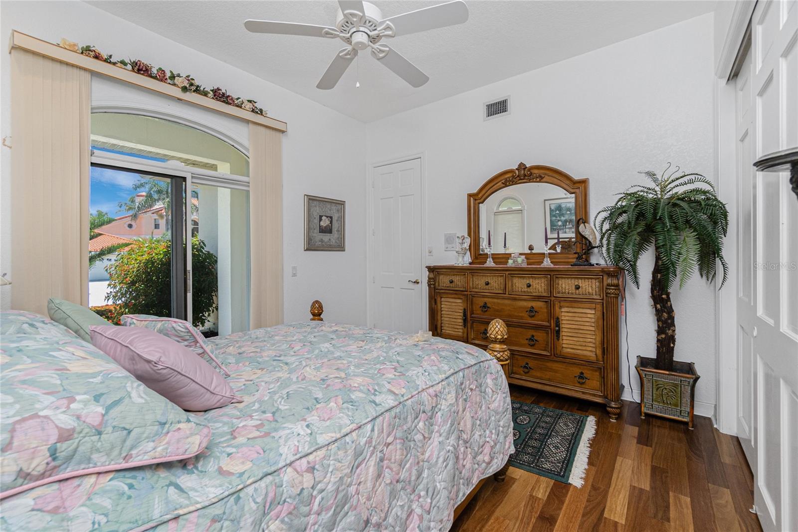 Image 12 of 100 For 202 George Road Se