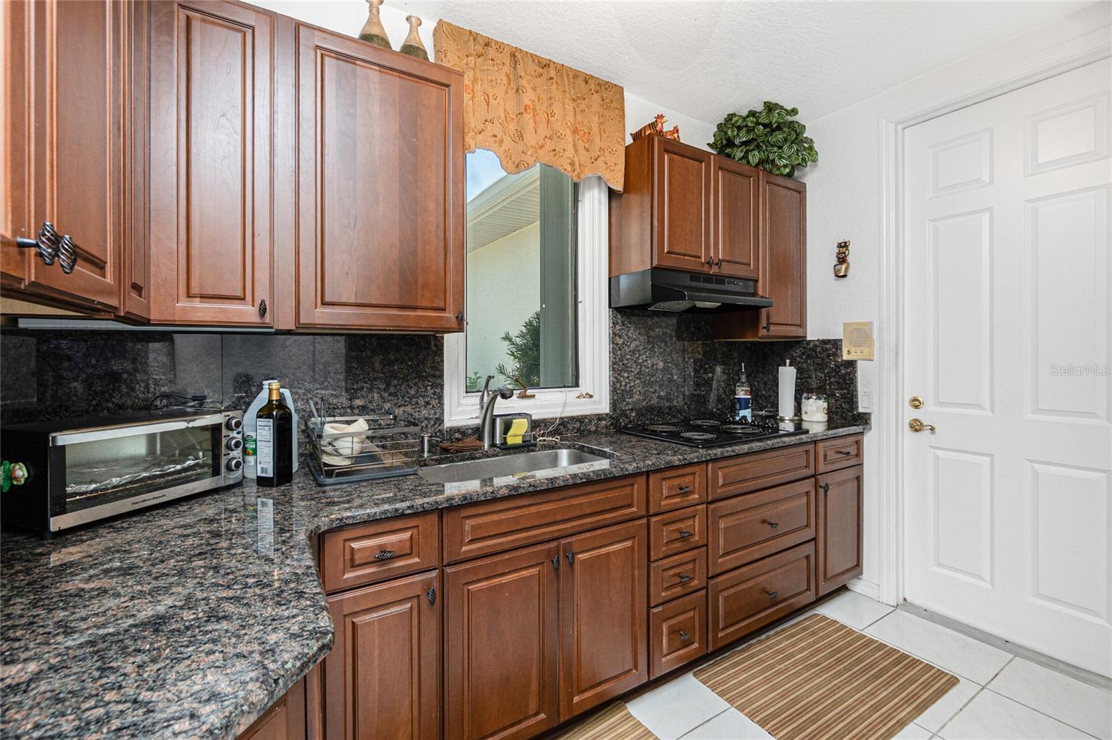 Image 18 of 100 For 202 George Road Se