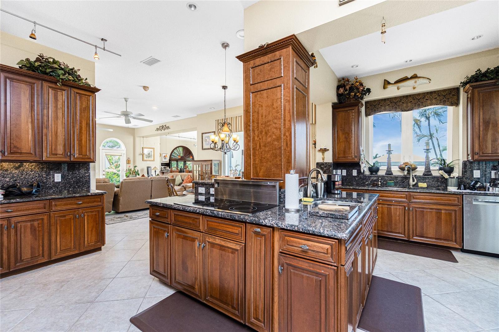 Image 36 of 100 For 202 George Road Se