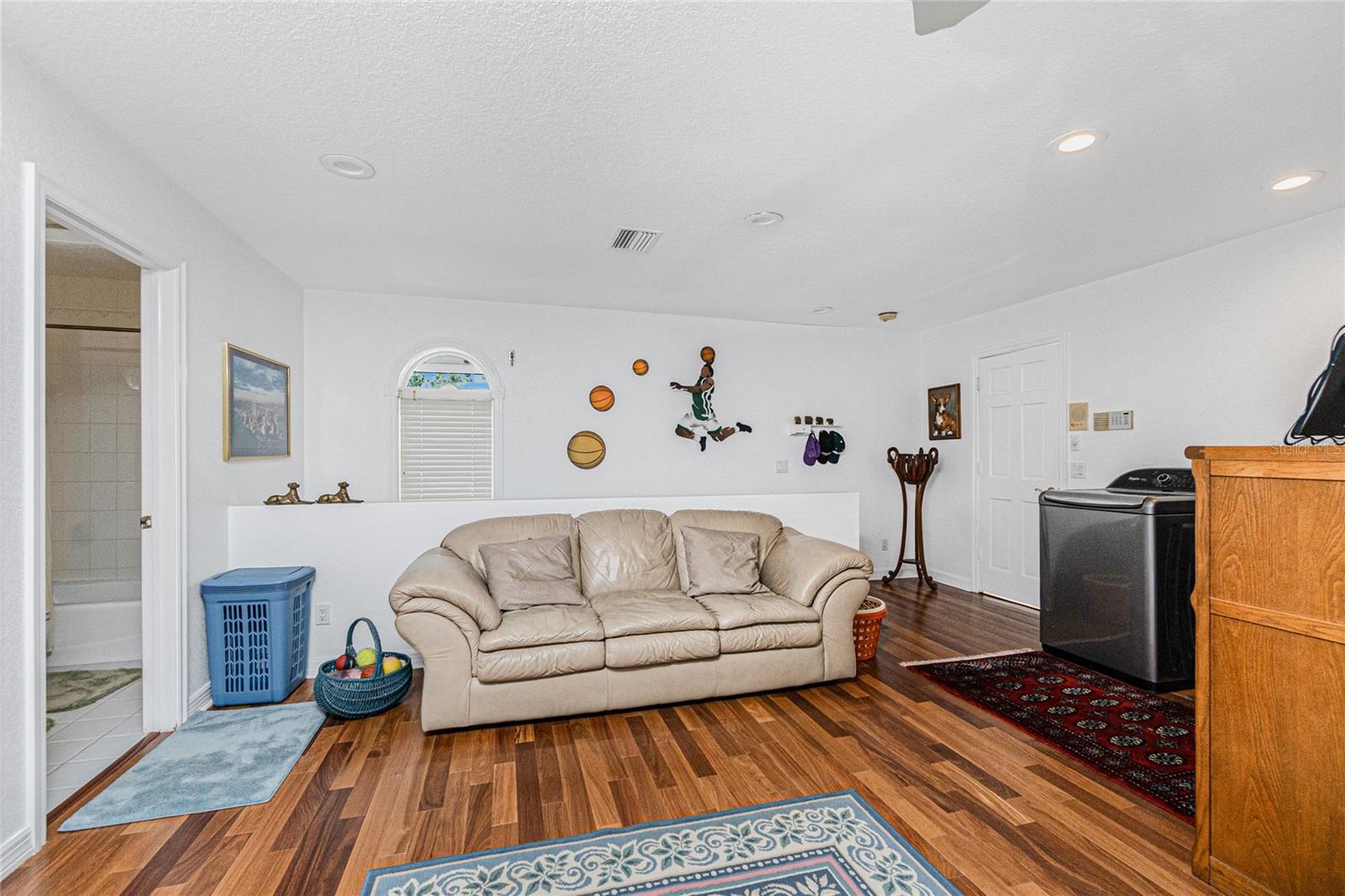 Image 61 of 100 For 202 George Road Se