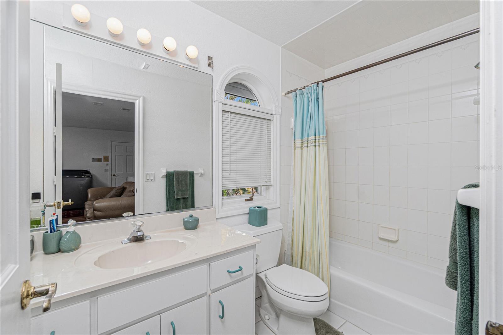 Image 62 of 100 For 202 George Road Se