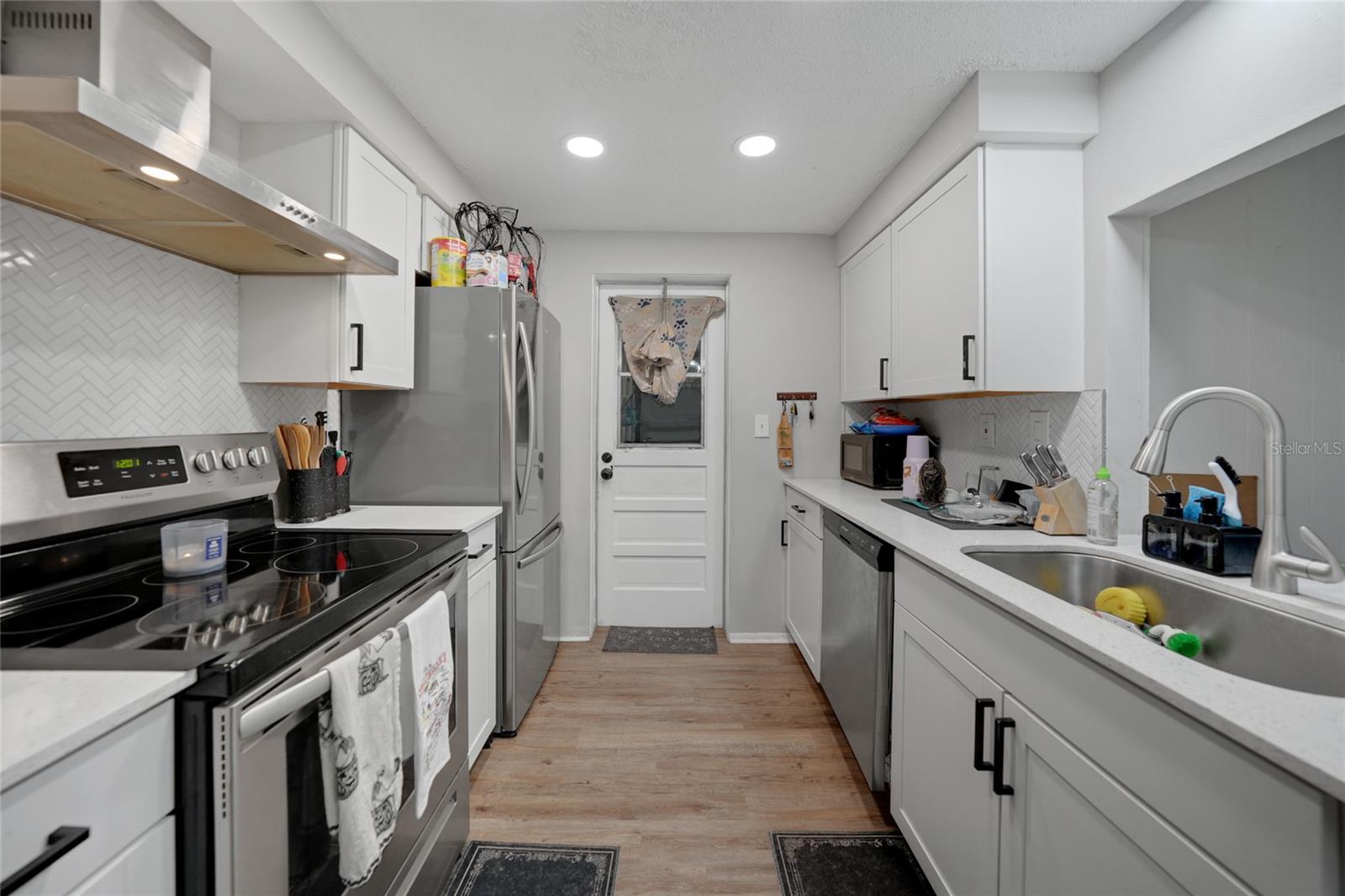 Image 9 of 29 For 819 Haleybury Street Nw