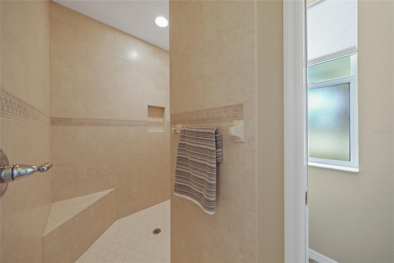 Image 28 of 35 For 330 Japura Street