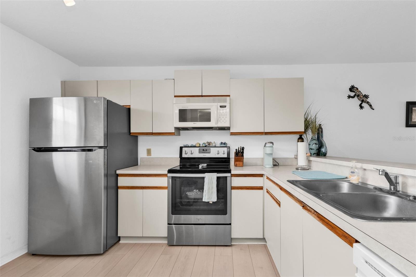 Image 10 of 31 For 175 Kings Highway 723