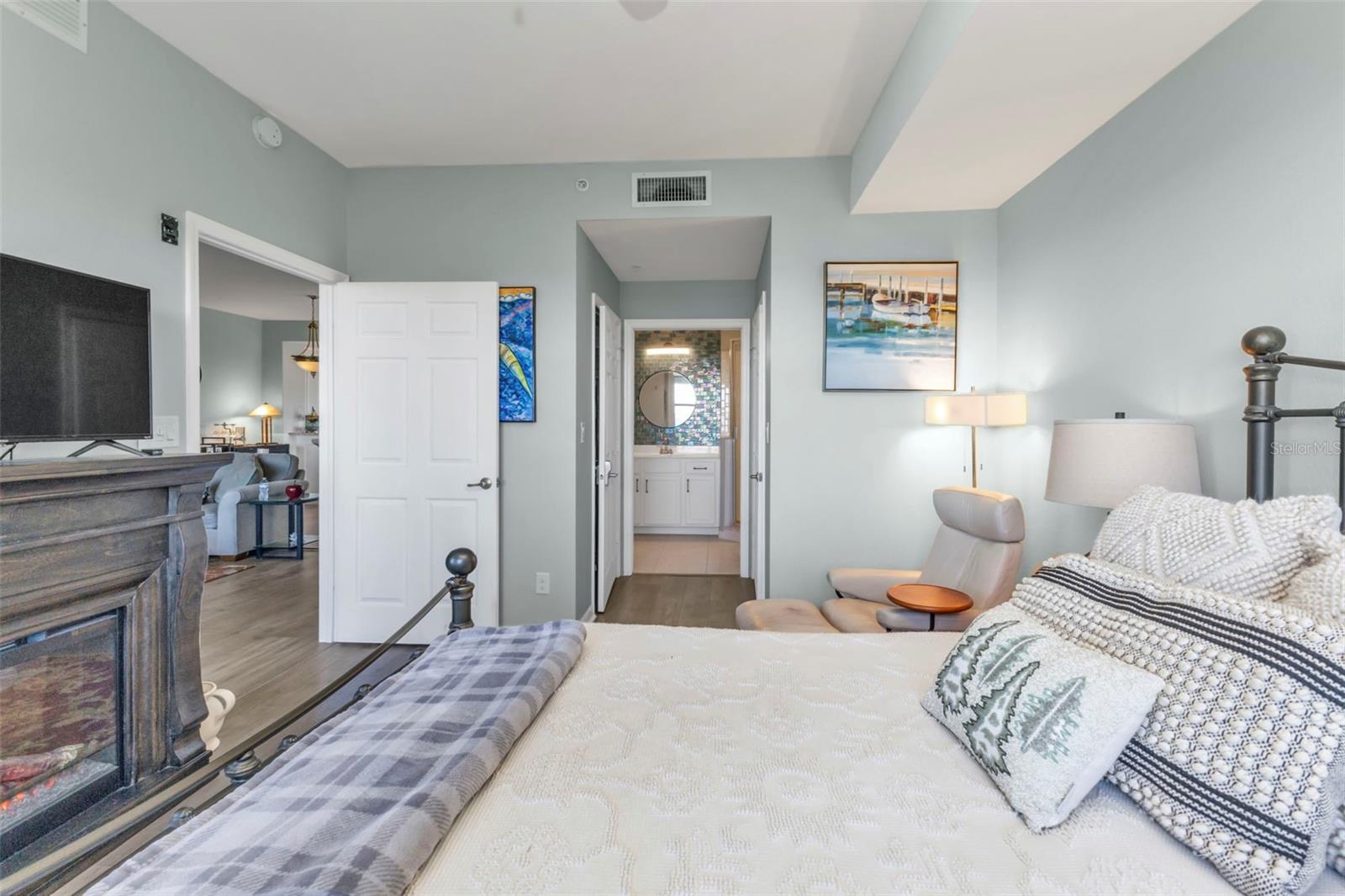 Image 24 of 49 For 900 Marion Avenue 1301