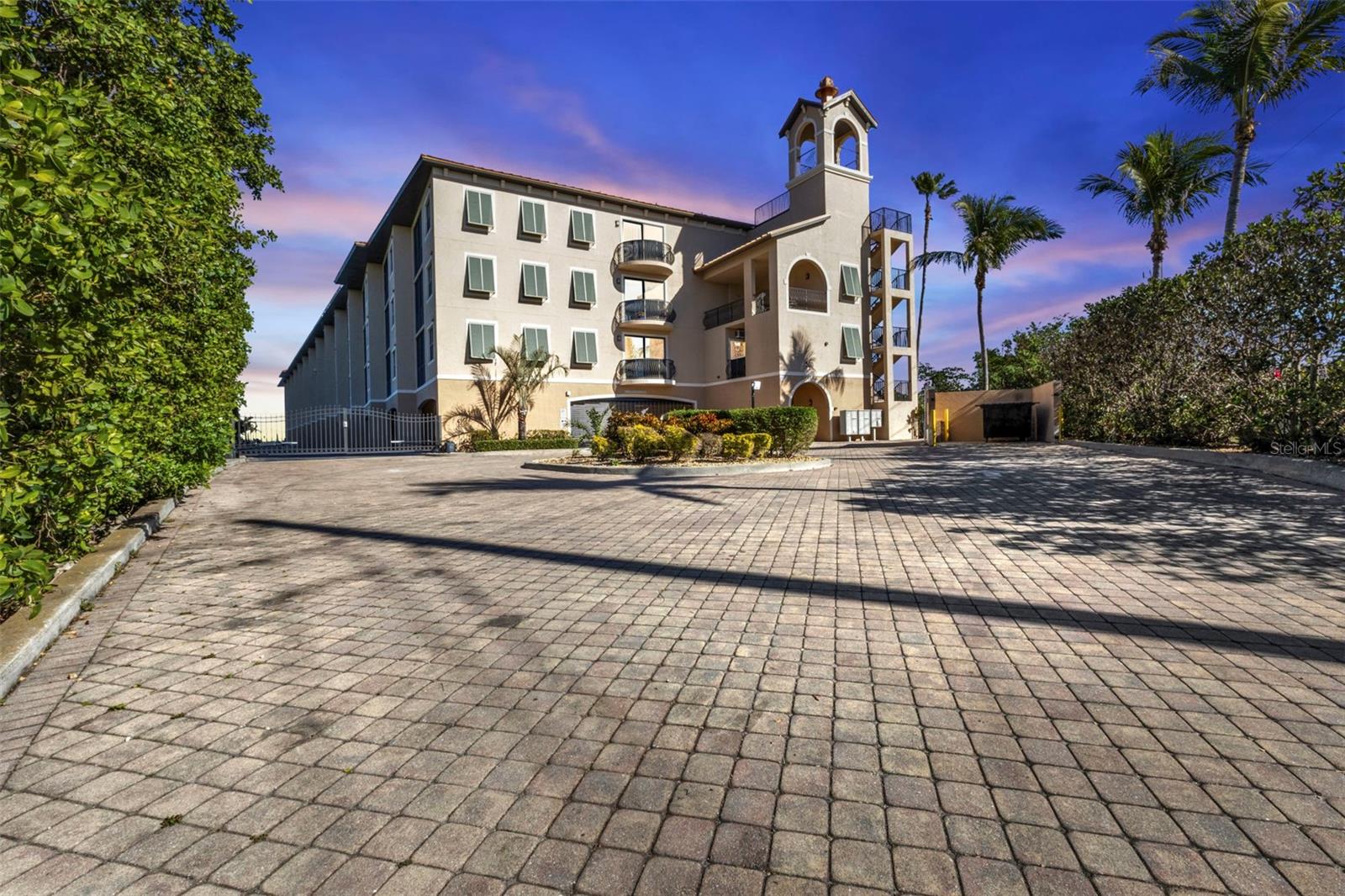 Image 3 of 49 For 900 Marion Avenue 1301