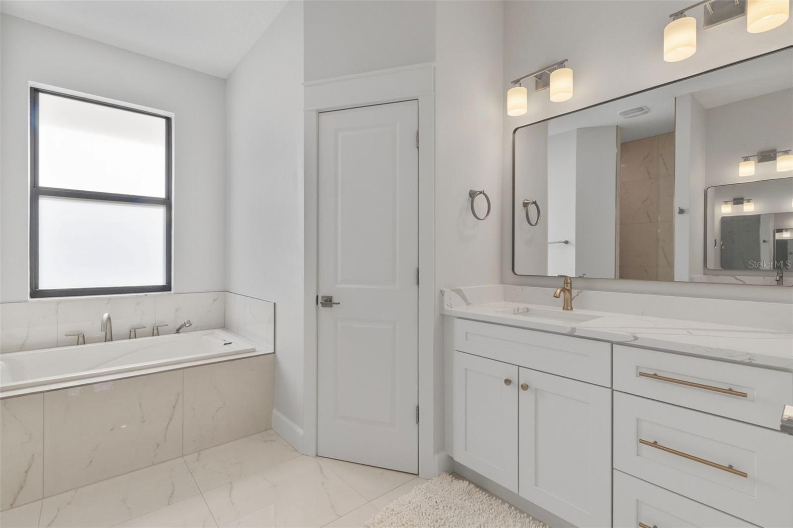 Image 26 of 49 For 2098 Manheim Avenue