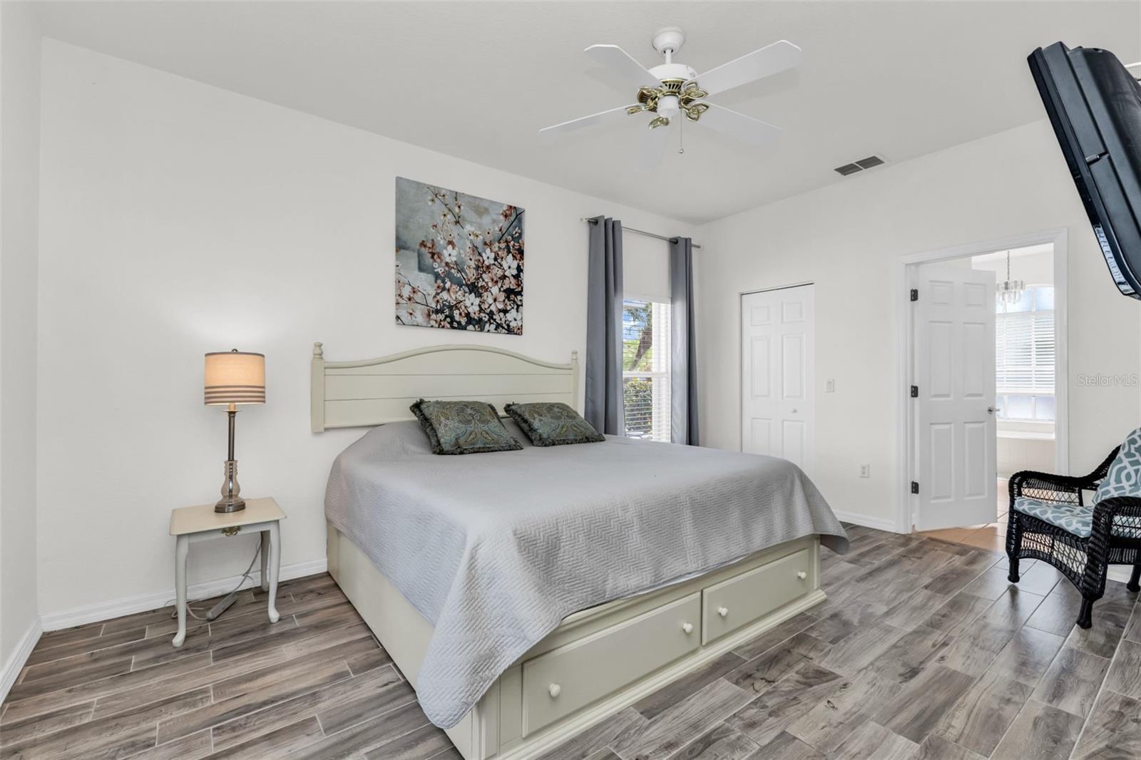 Image 11 of 40 For 24087 Buckingham Way