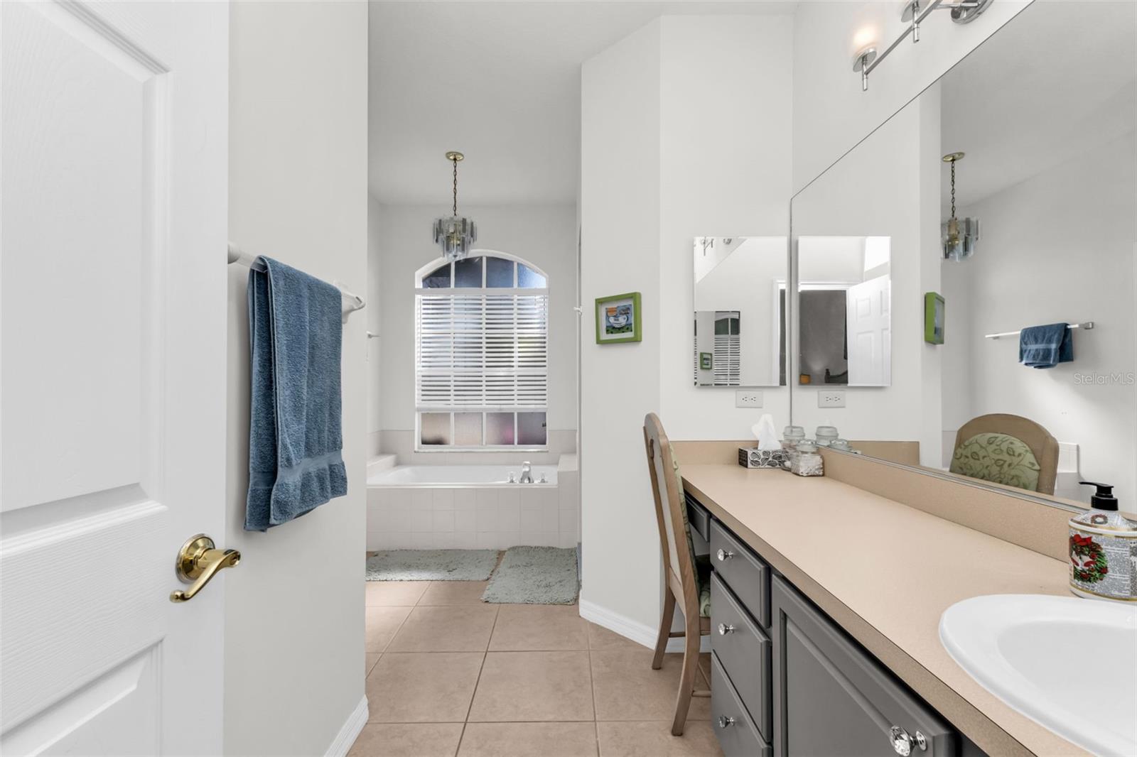 Image 13 of 40 For 24087 Buckingham Way